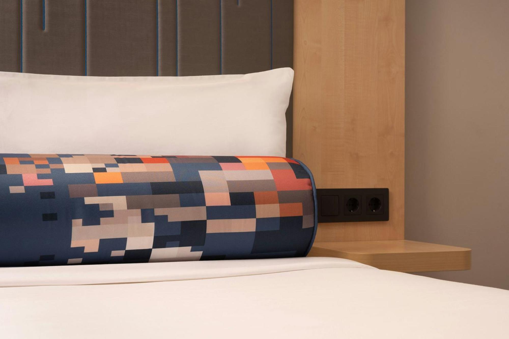 Habitación Aloft con cama grande y vistas a la ciudad