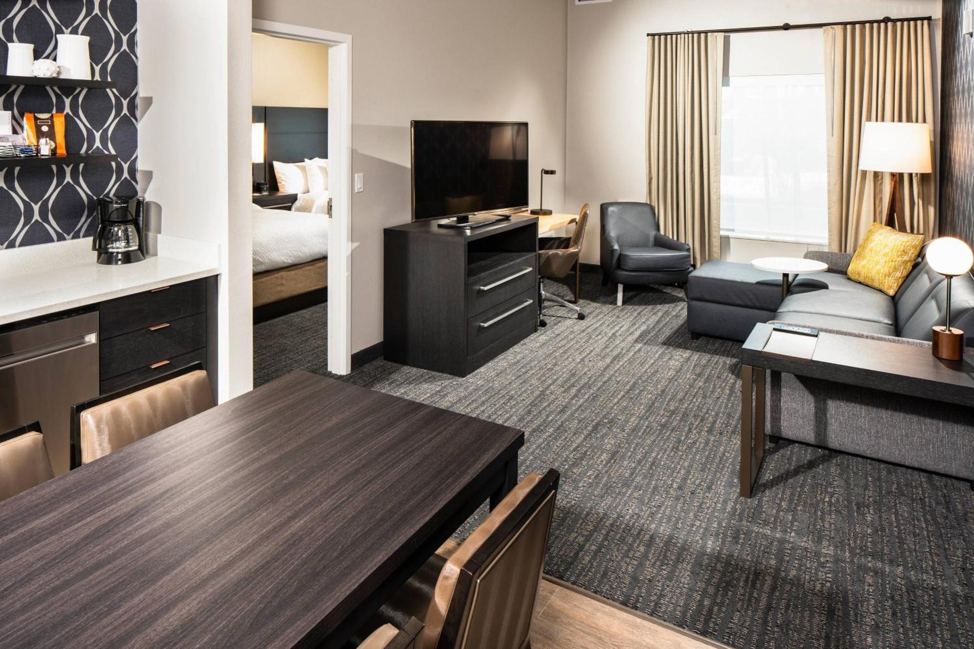 1 Bedroom Suite 2 Queen Sofa bed