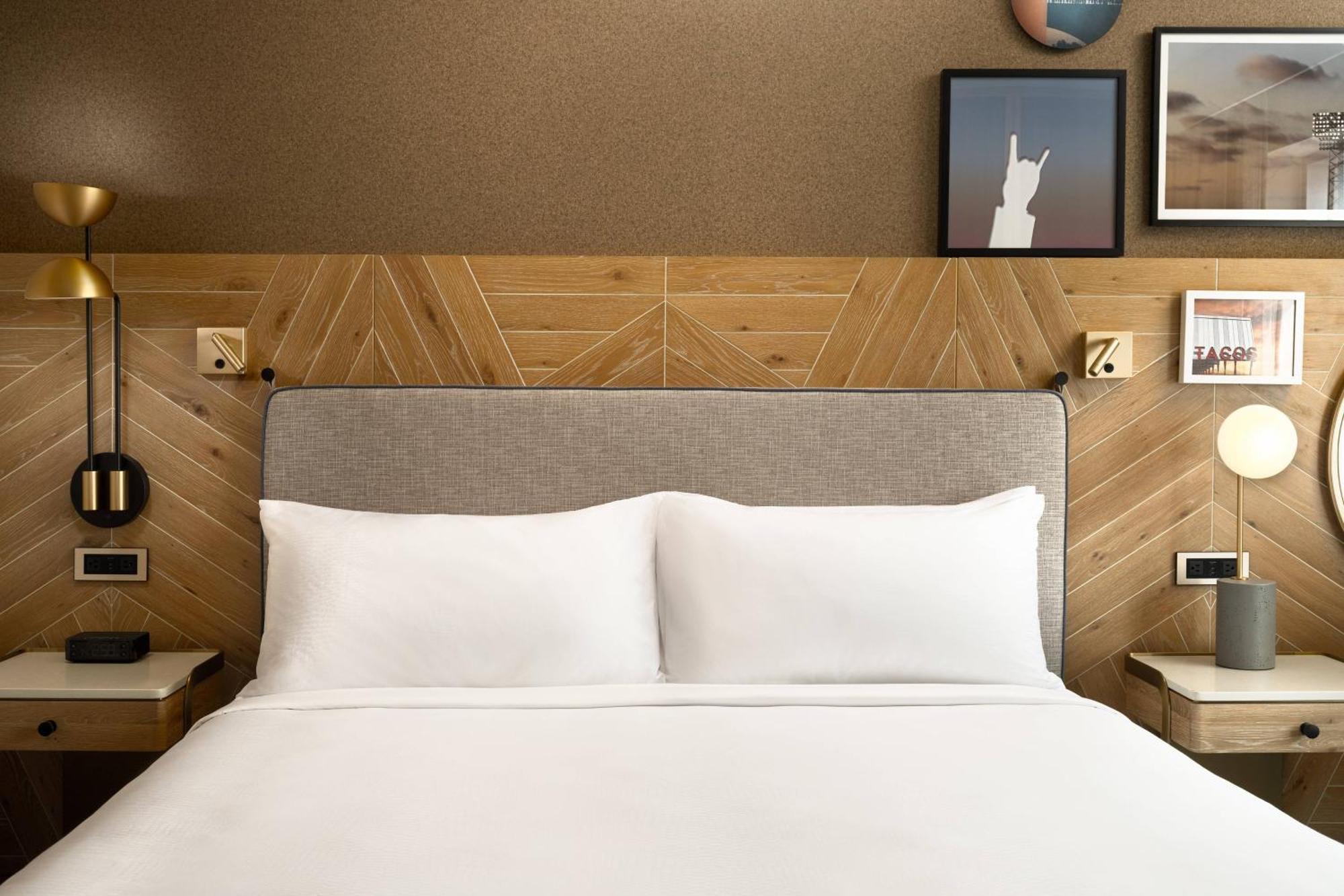 Guest Room 1 King,1643210252:JPEG