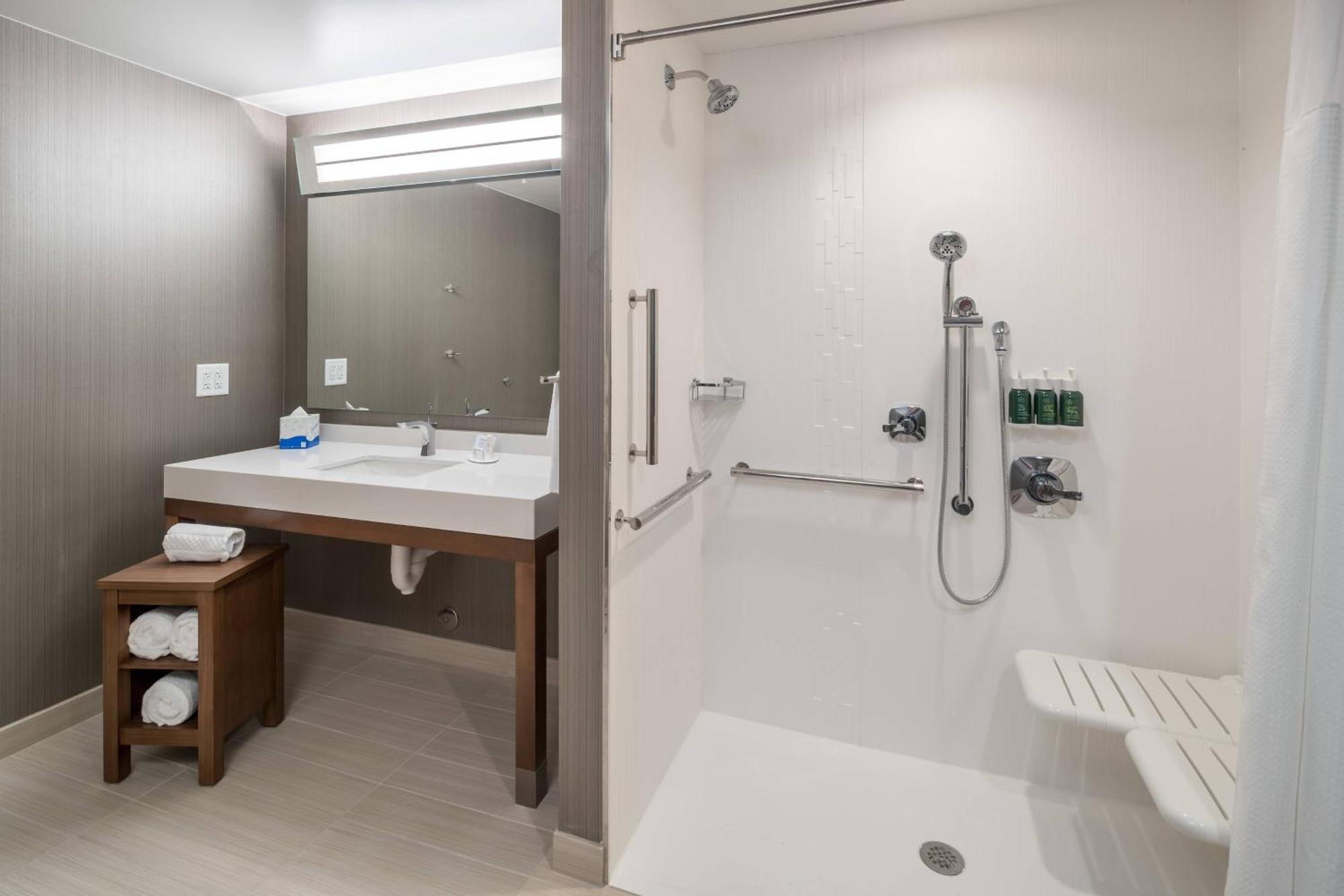 Queen Room Two Queen Beds Transfer Shower Mobility Access