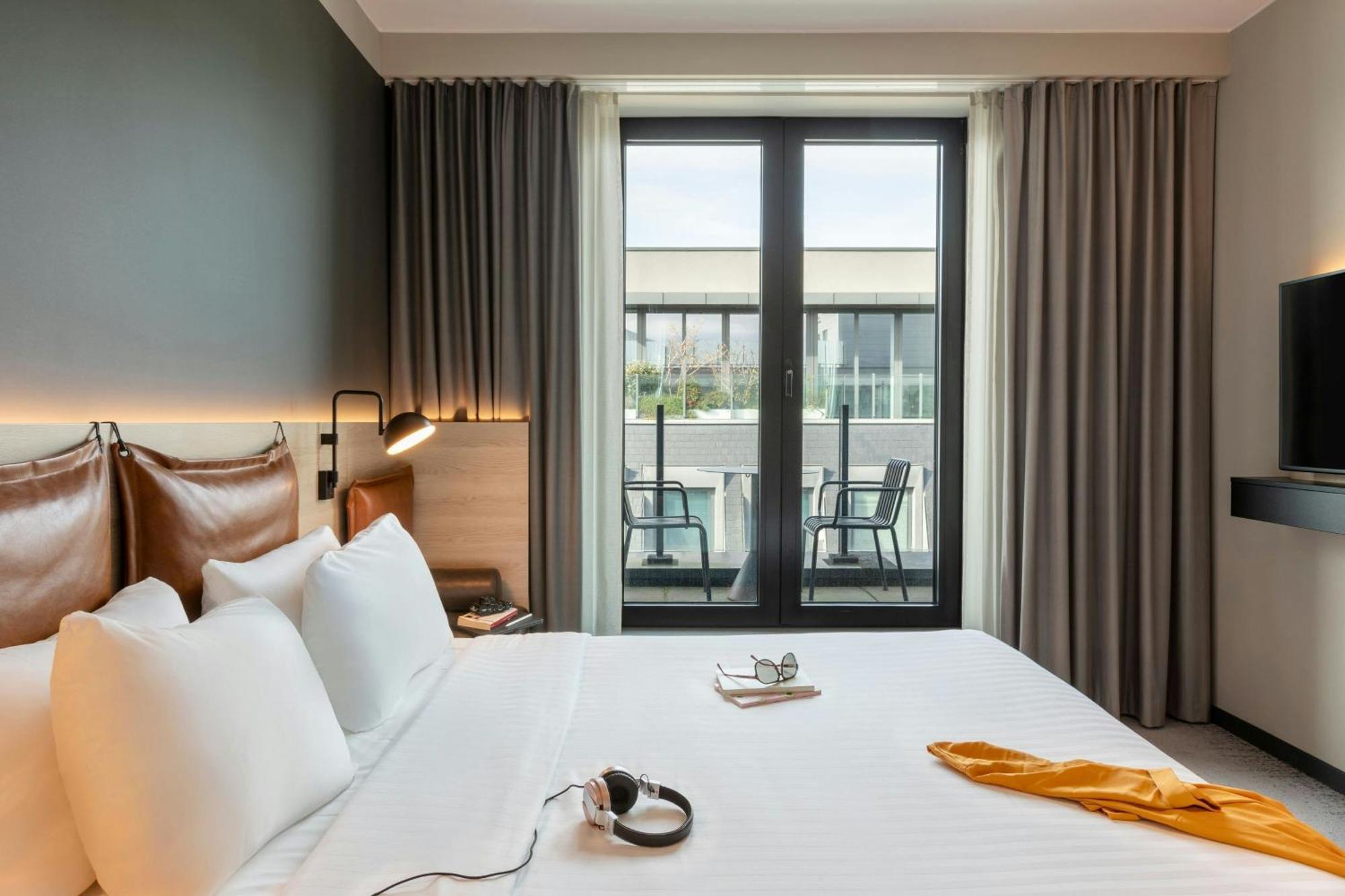 Moxy Queen Room Balcony High Floor