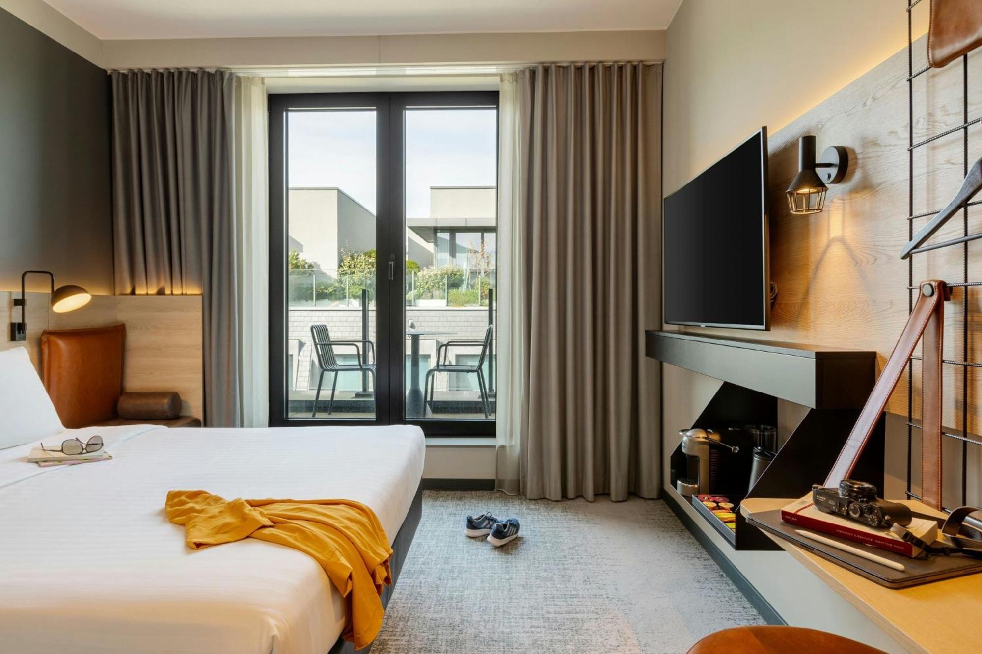 Moxy Queen Room Balcony High Floor