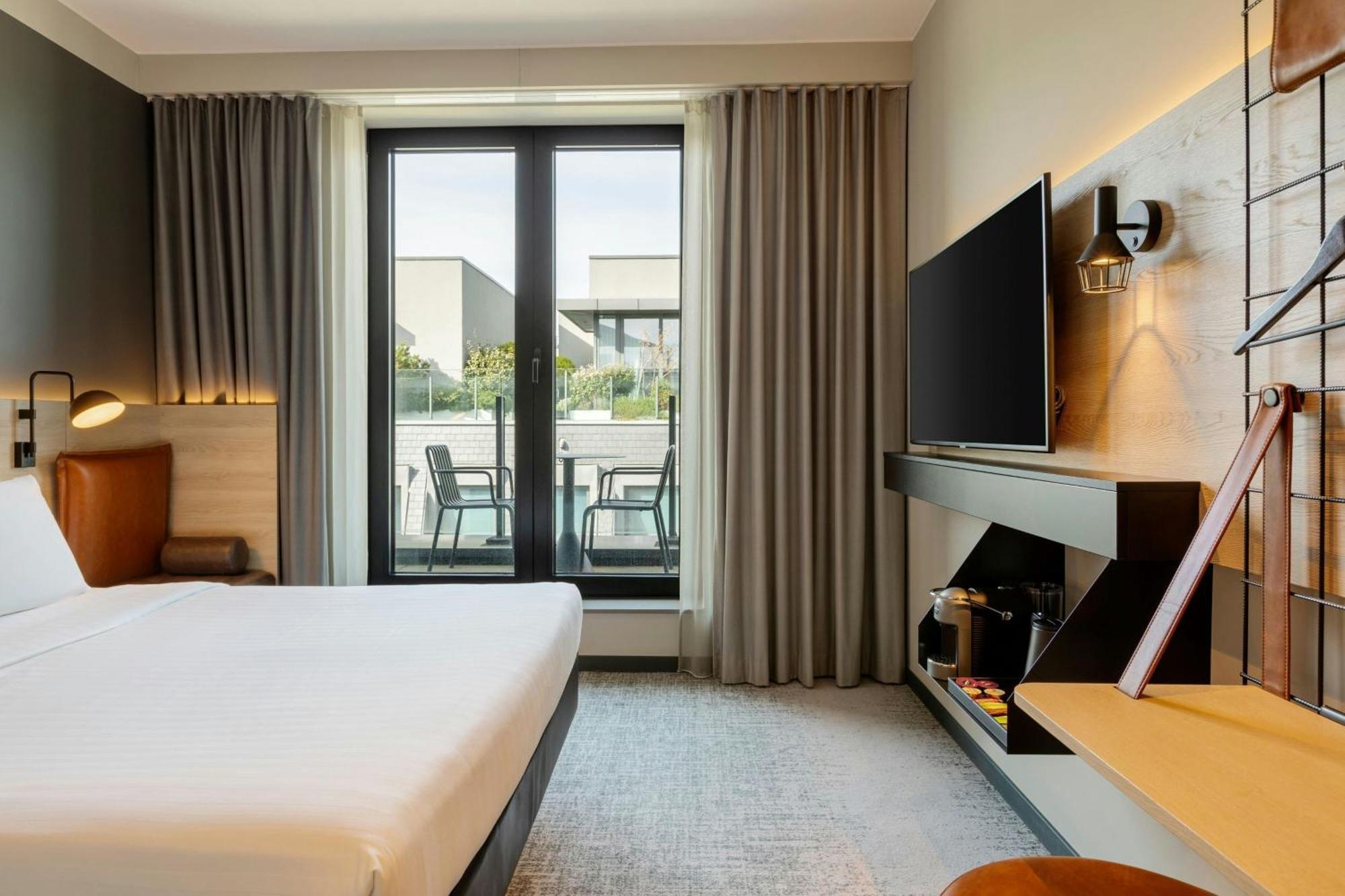 Moxy Queen Room Balcony High Floor
