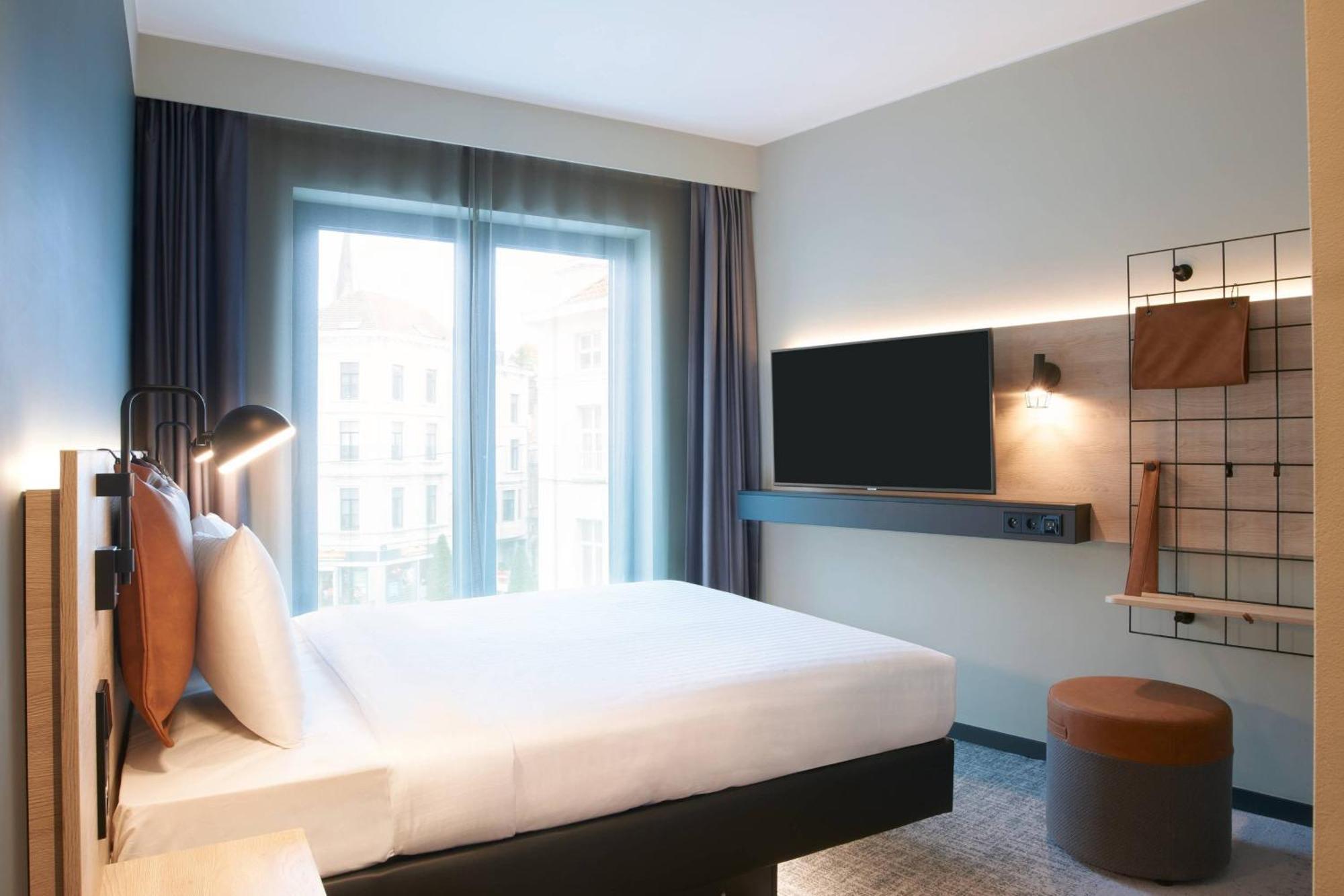 Moxy Queen Room