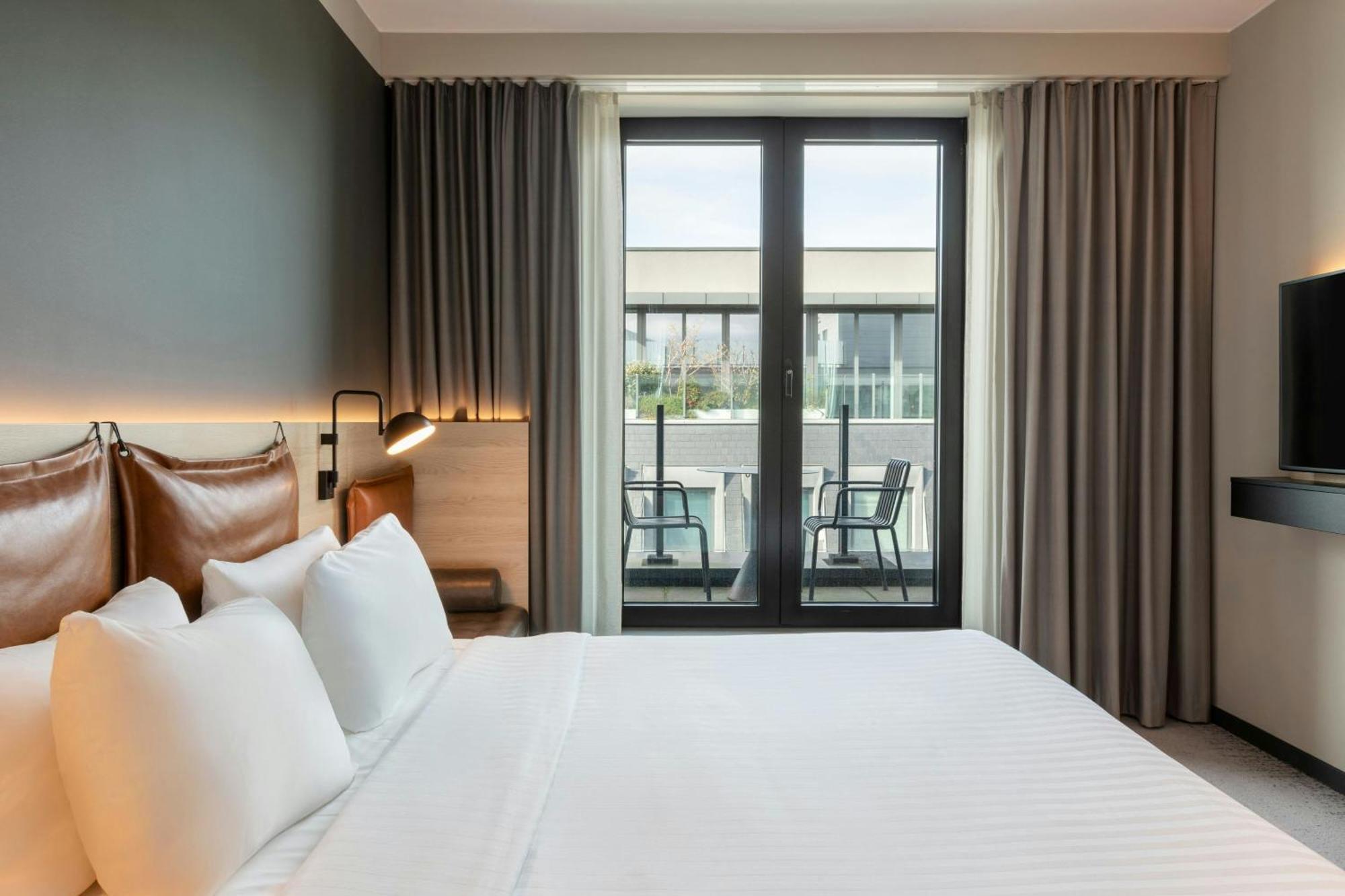 Moxy Queen Room Balcony High Floor