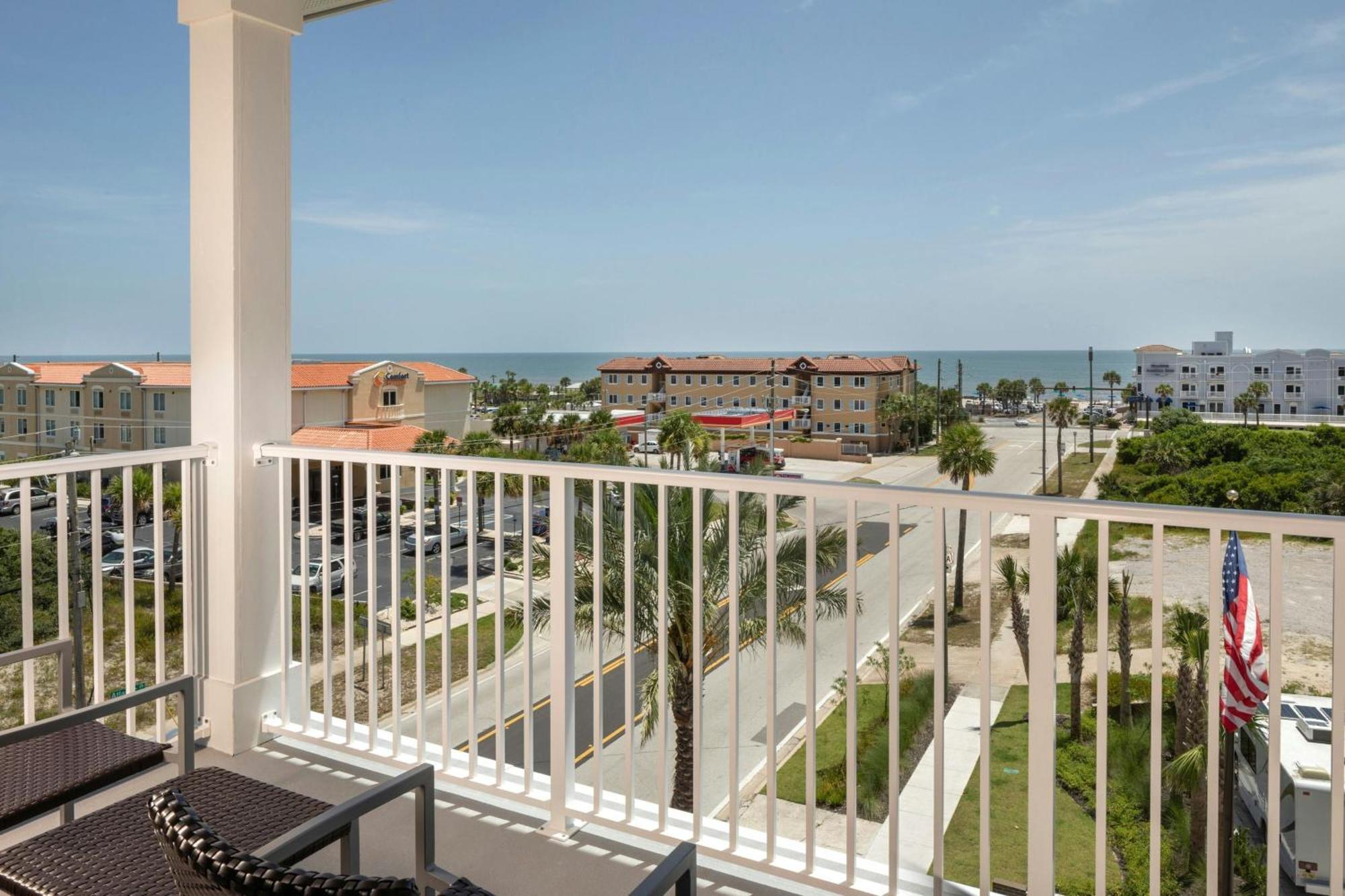 King Room with Ocean View, Roll-In Shower and Balcony - Mobility Access