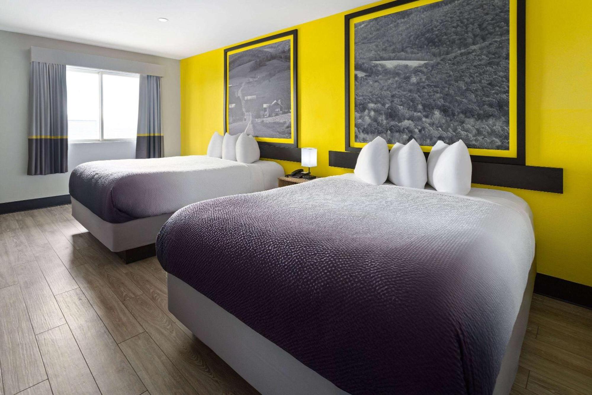 Queen Room with Two Queen Beds - Smoking