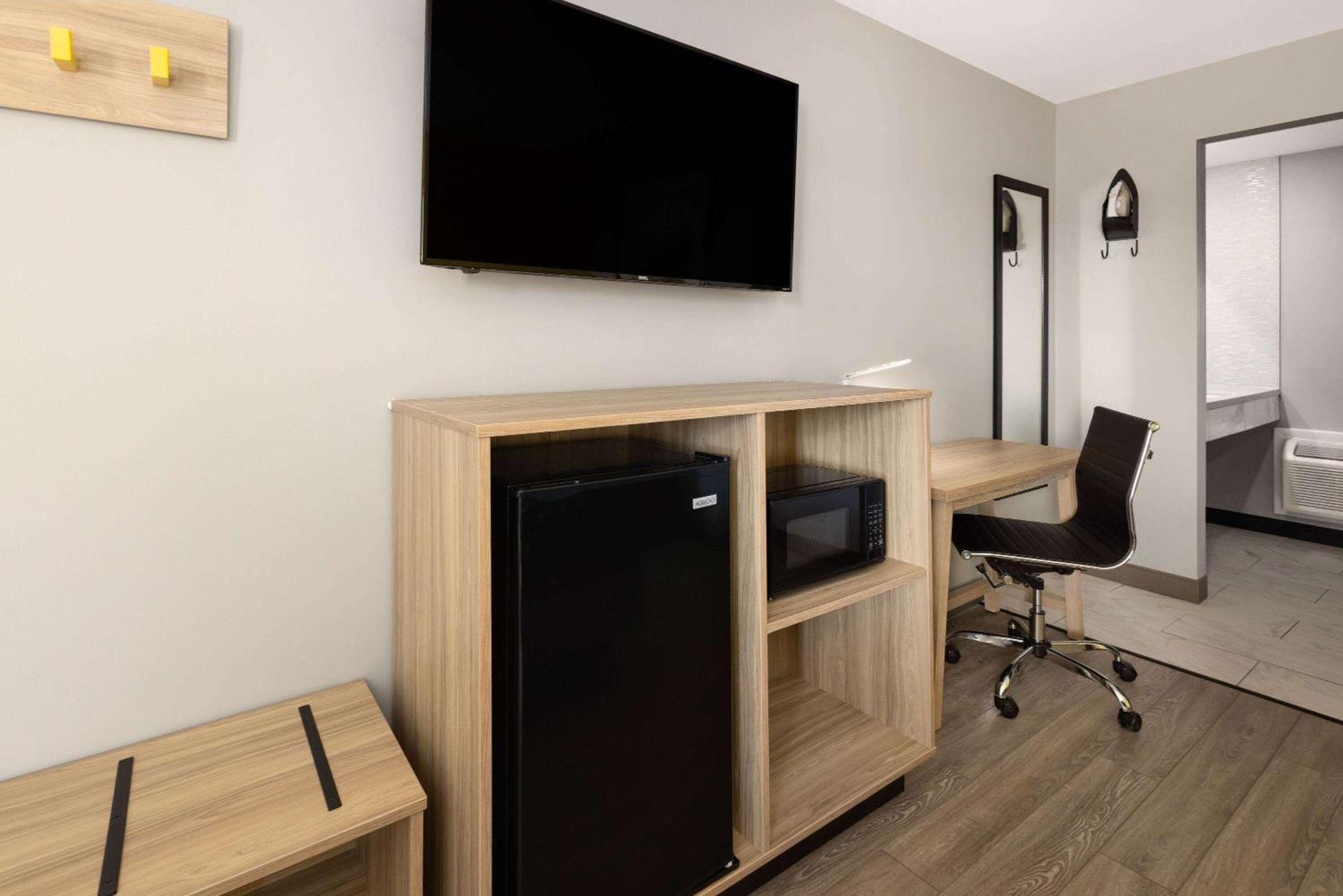 King Room with Mobility Access and Bathtub with Grab Bars, Non-Smoking