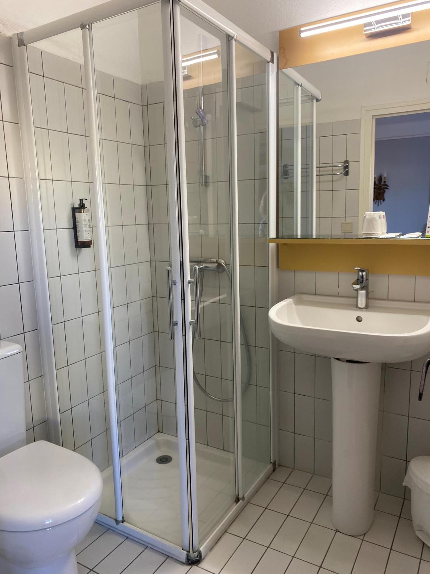 Standard Double Room Shower