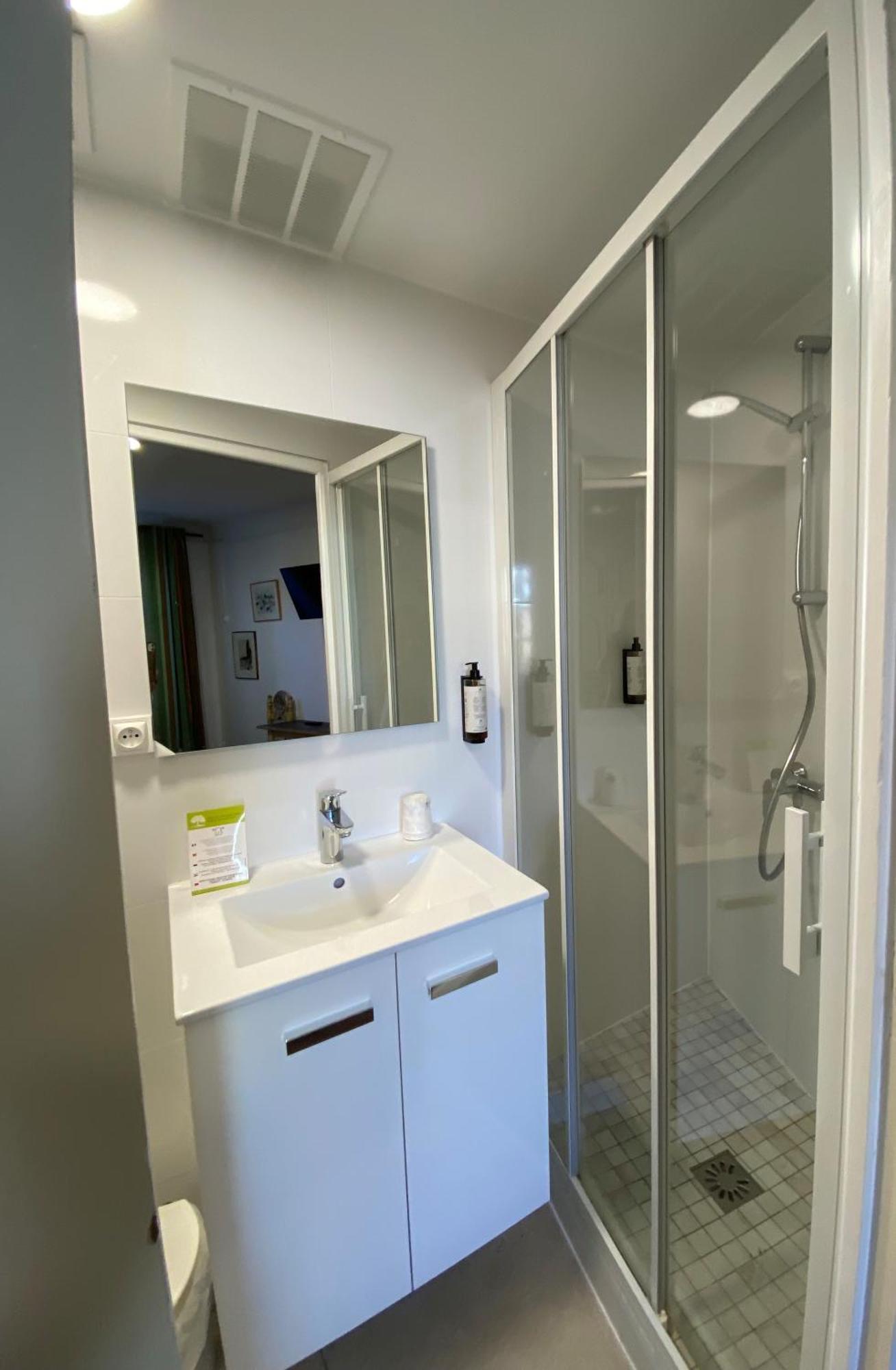 Standard Double Room Shower