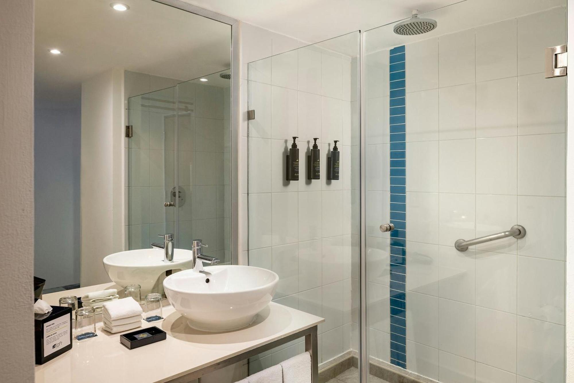 Aloft Lagoon View Guest room 1 King Complimentary open bar,1643773691:JPEG