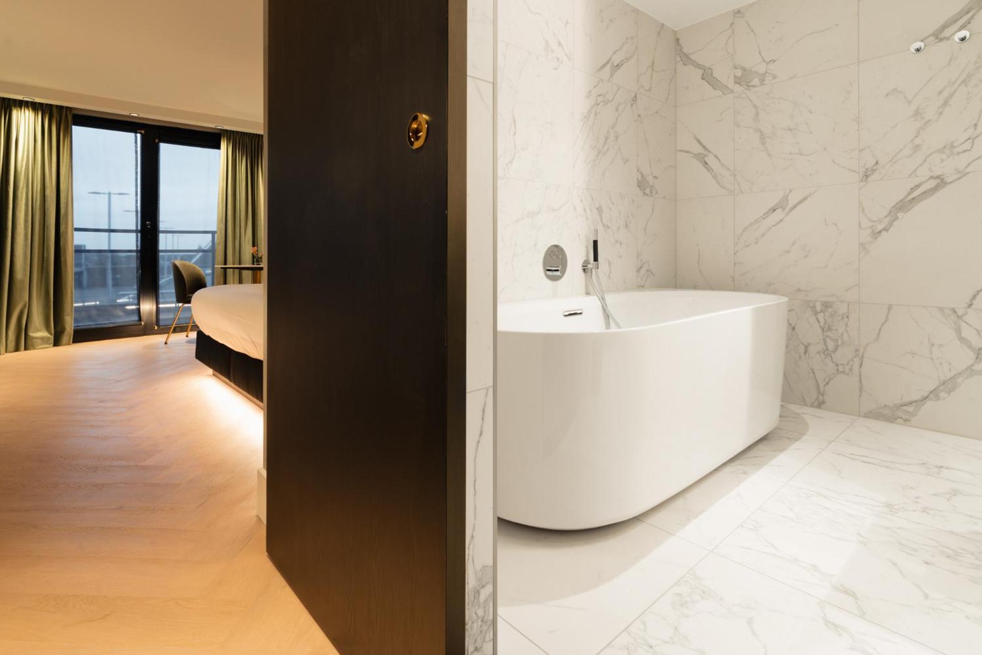 Deluxe Double Room Bath