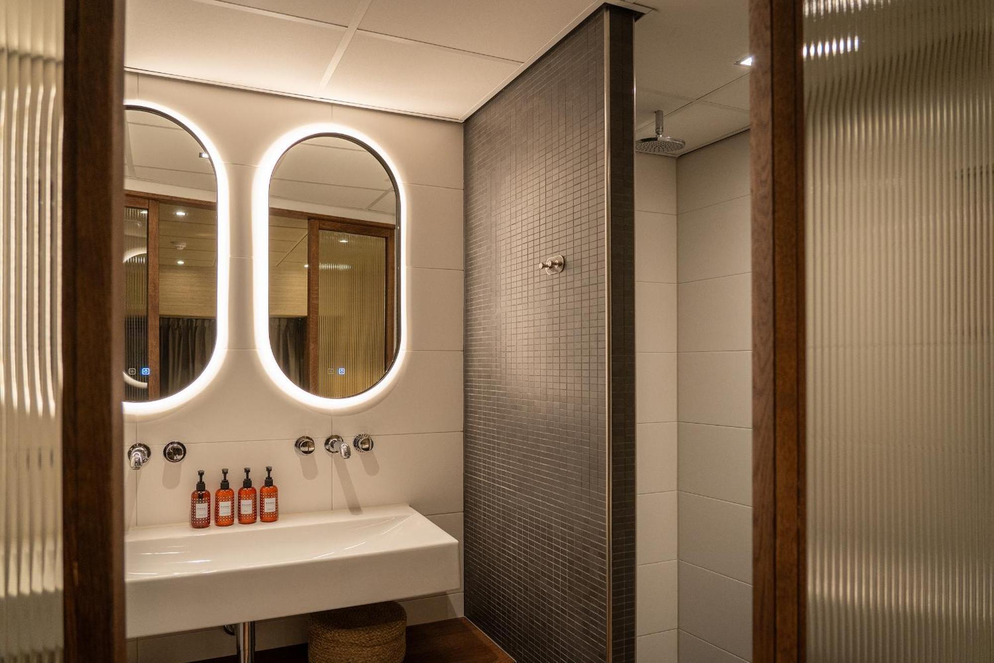 Deluxe Double Room Shower