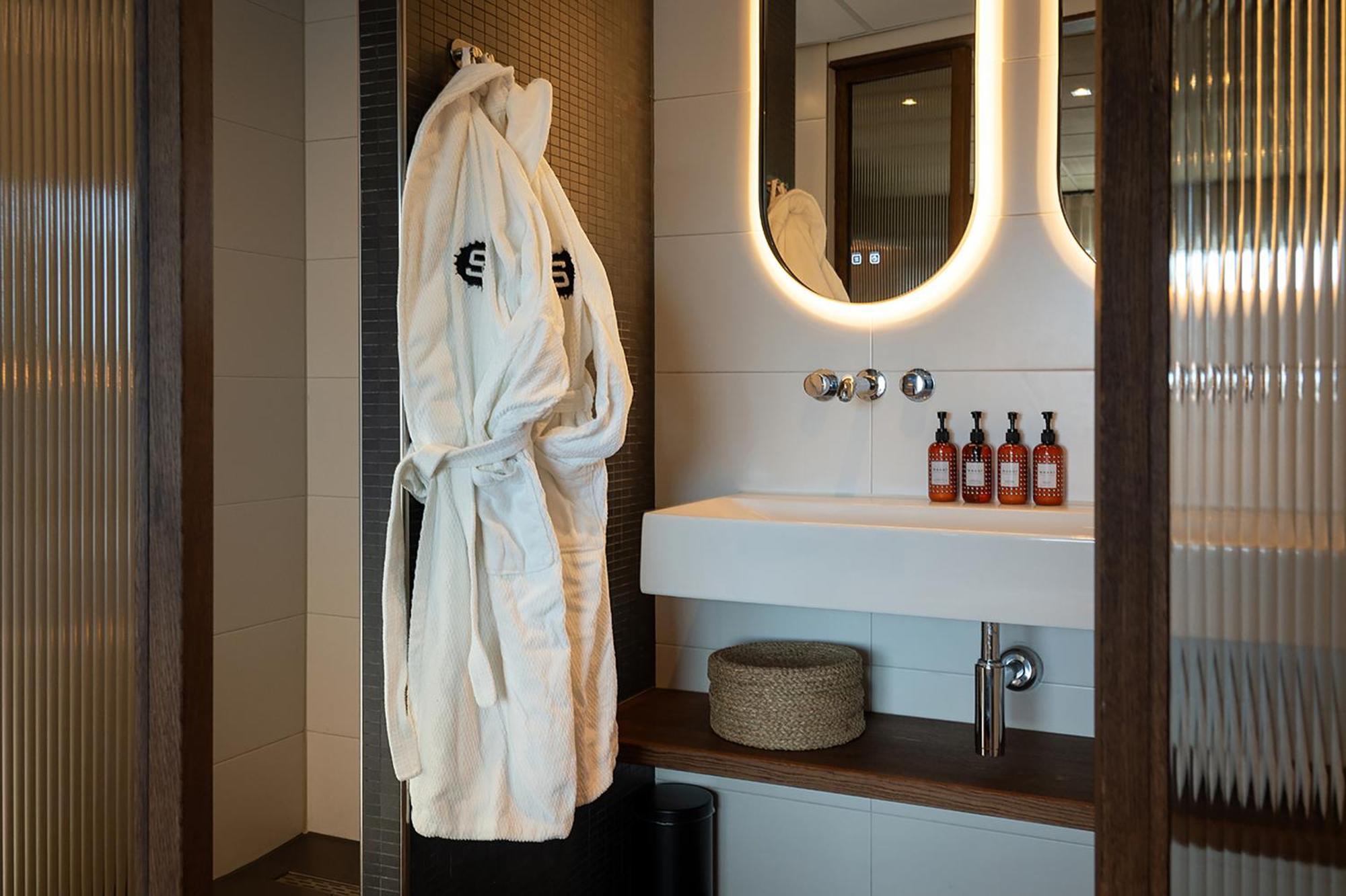 Deluxe Double Room Shower