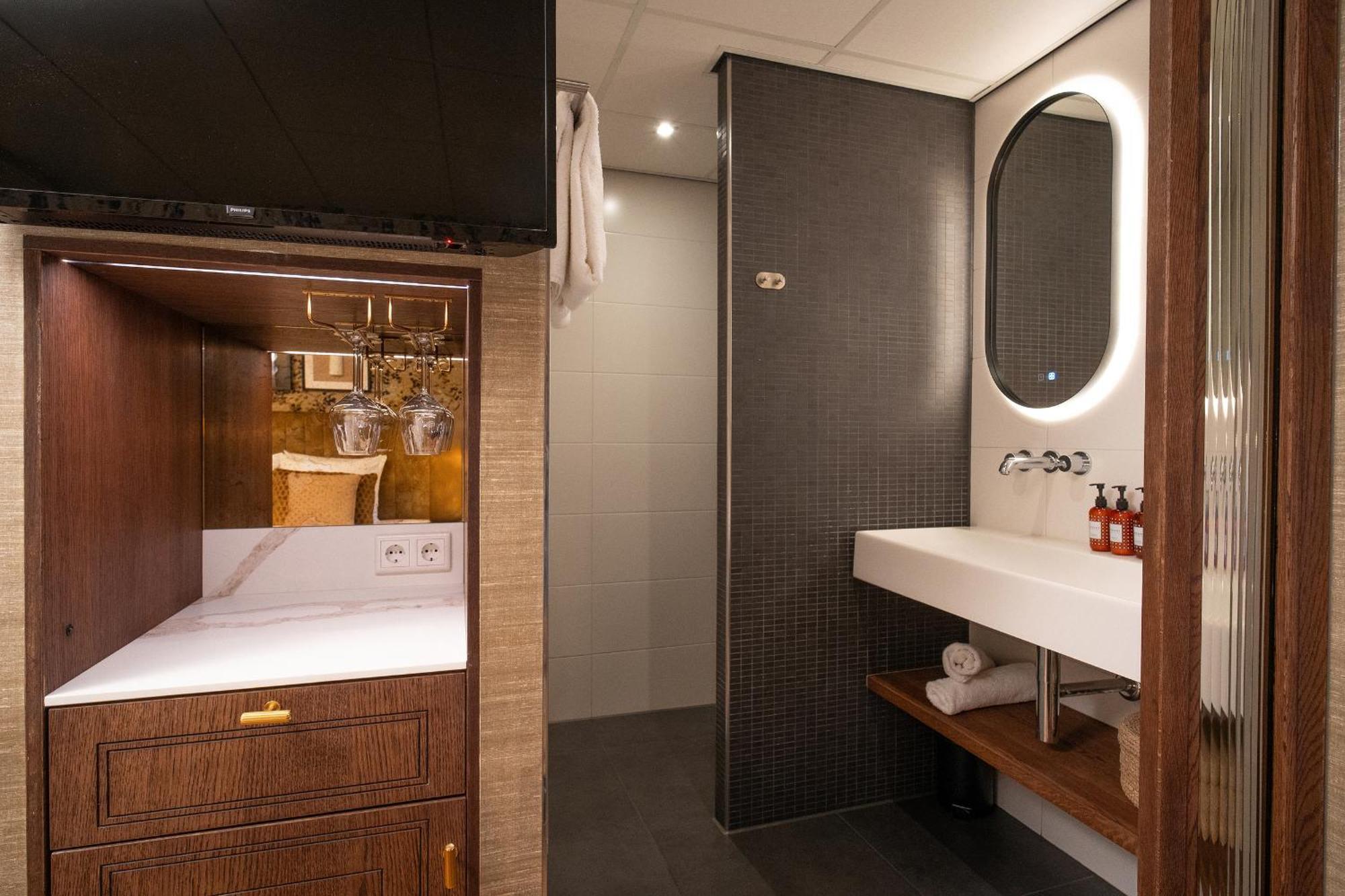 Deluxe Double Room Shower