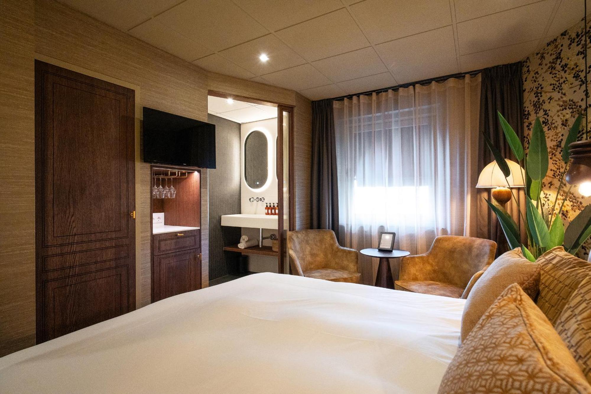 Deluxe Double Room Shower