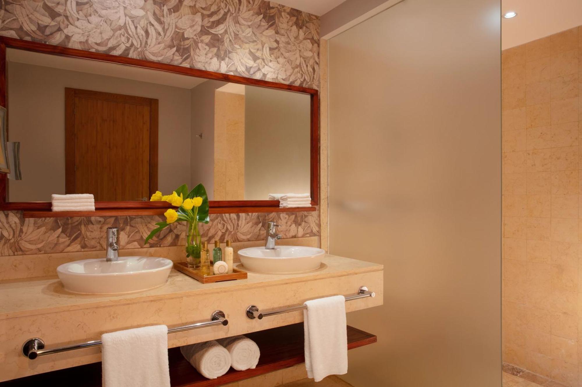 Deluxe Kamer met Kingsize Bed en Uitzicht op het Zwembad