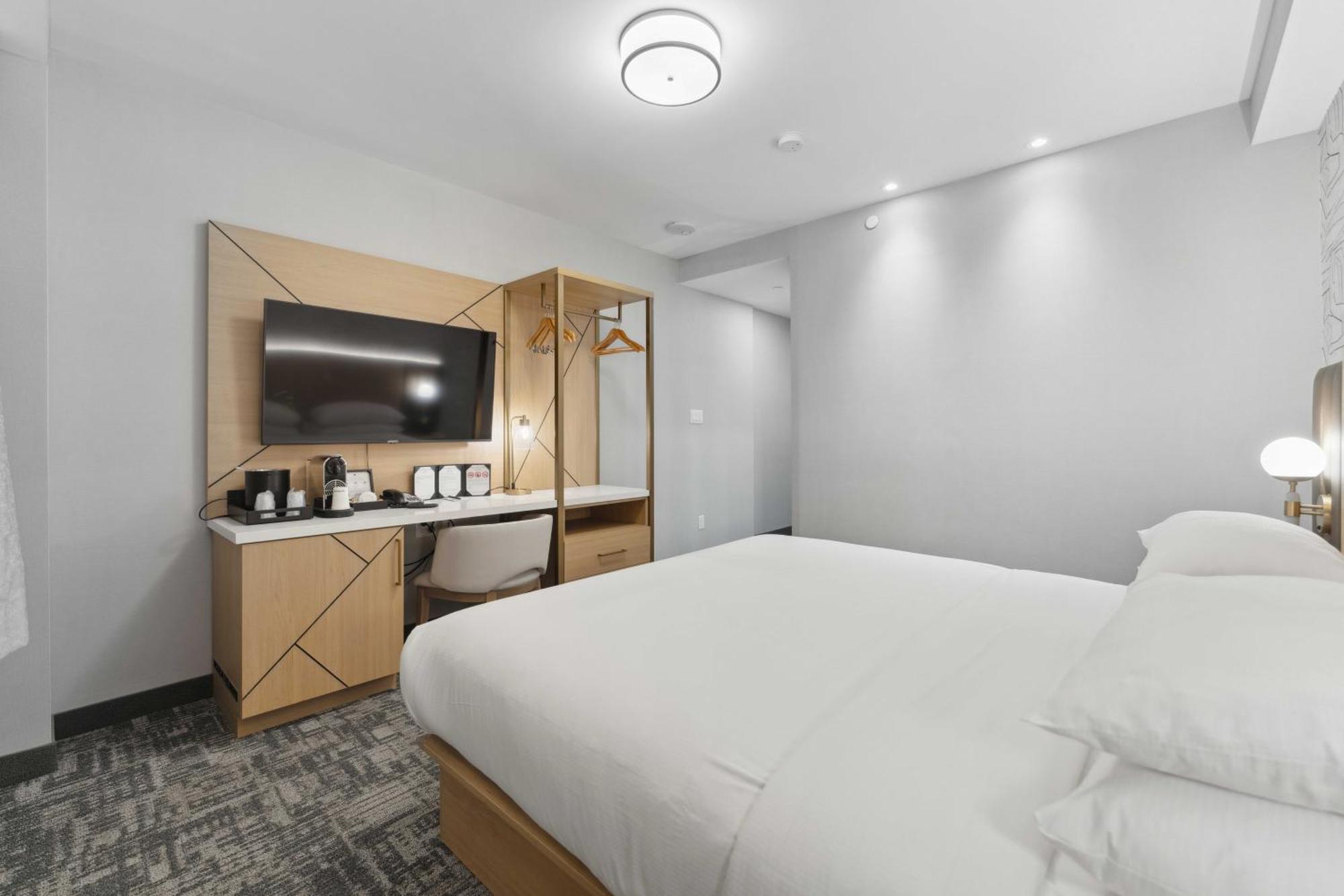 Standard King Room Lobby Level No View