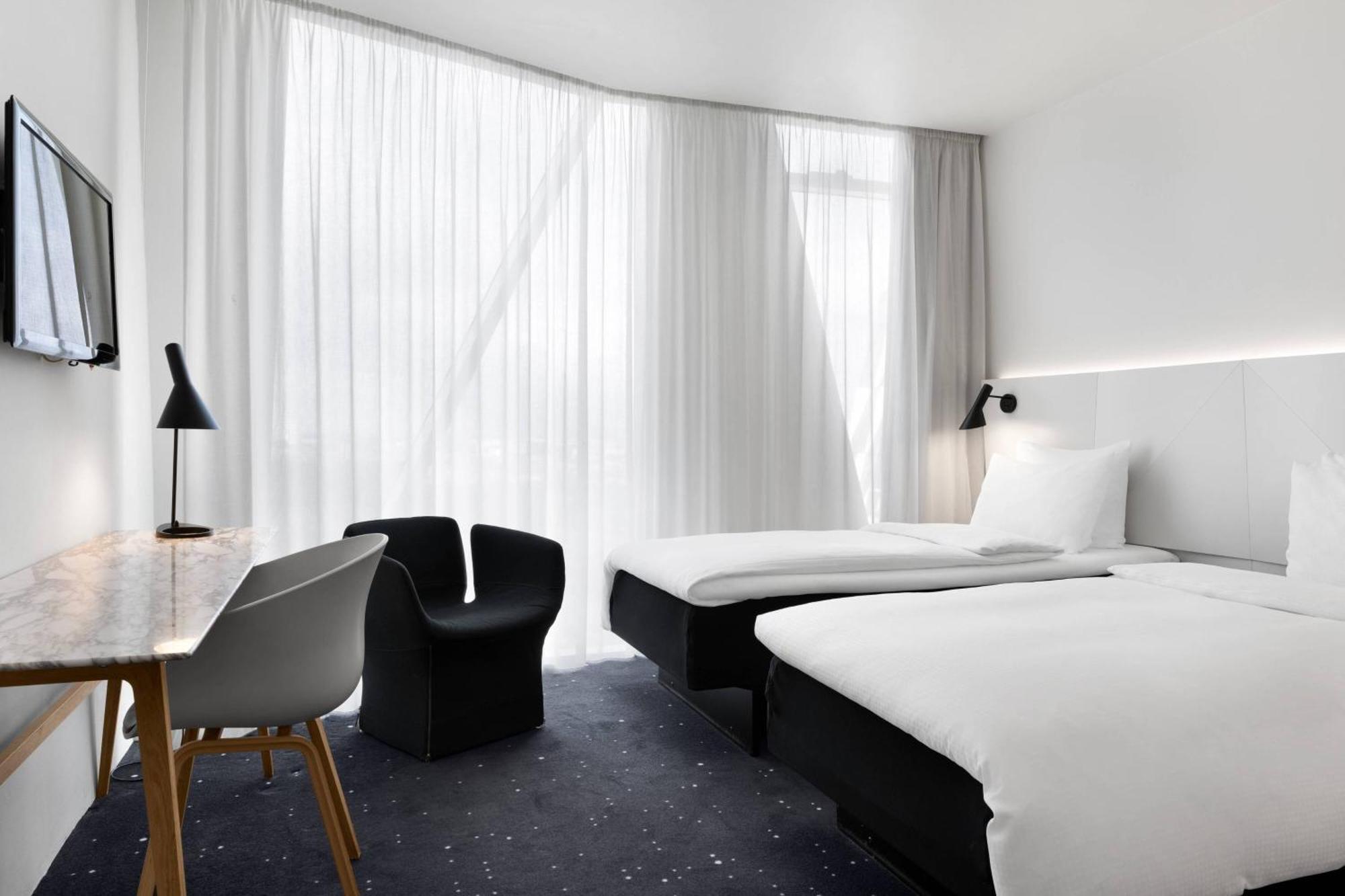 Large Standard Guest Room Twin Beds