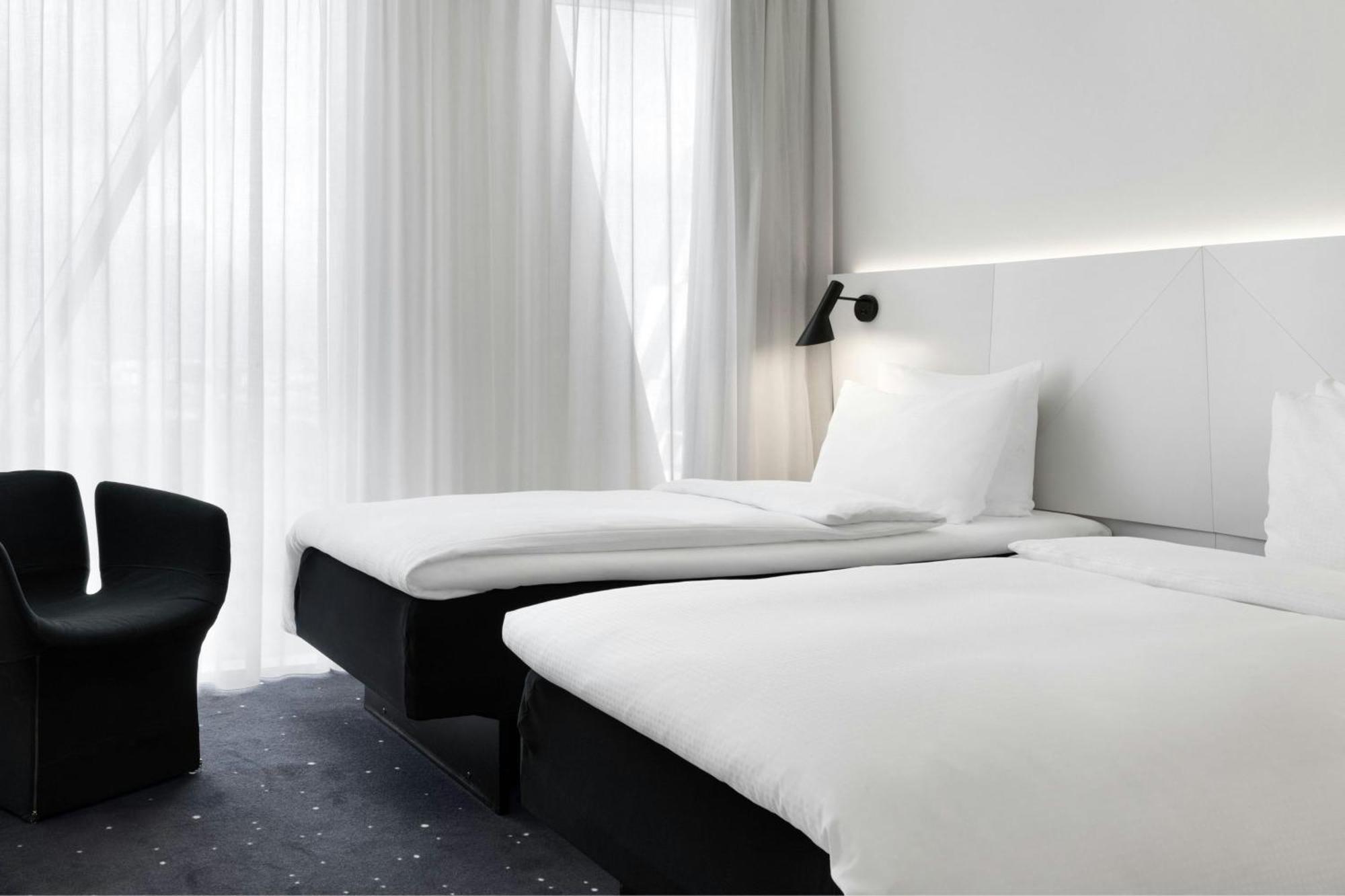 Large Standard Guest Room Twin Beds