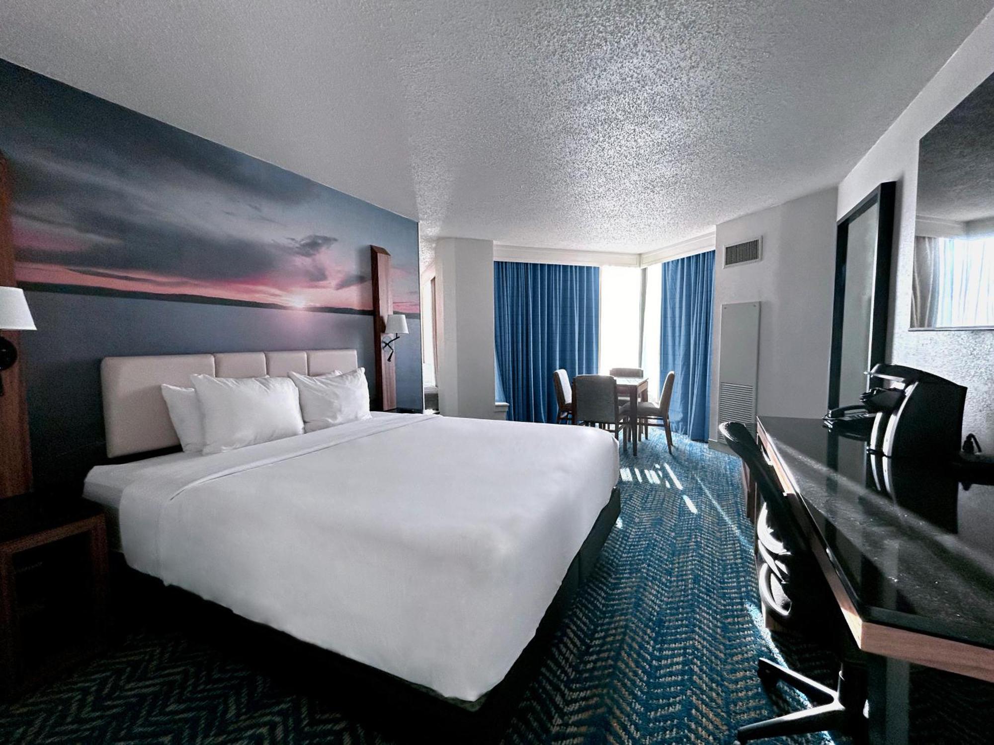 Riverfront Deluxe King Room Non-Smoking,1644424643:JPEG