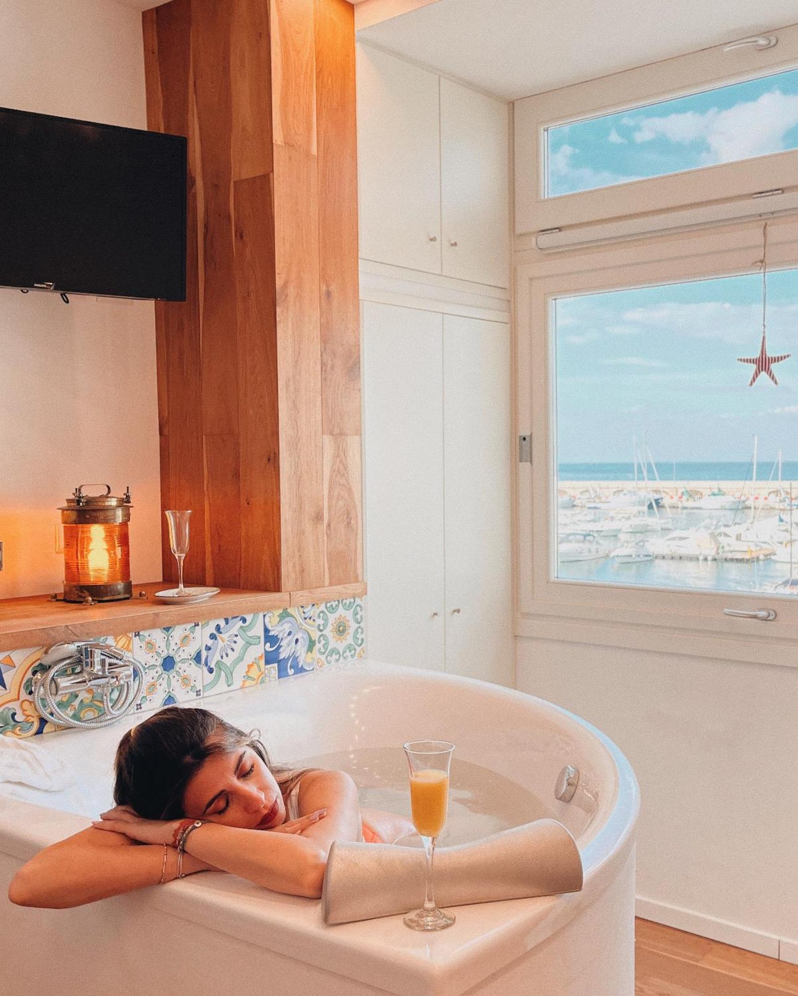 Suite Bathtub