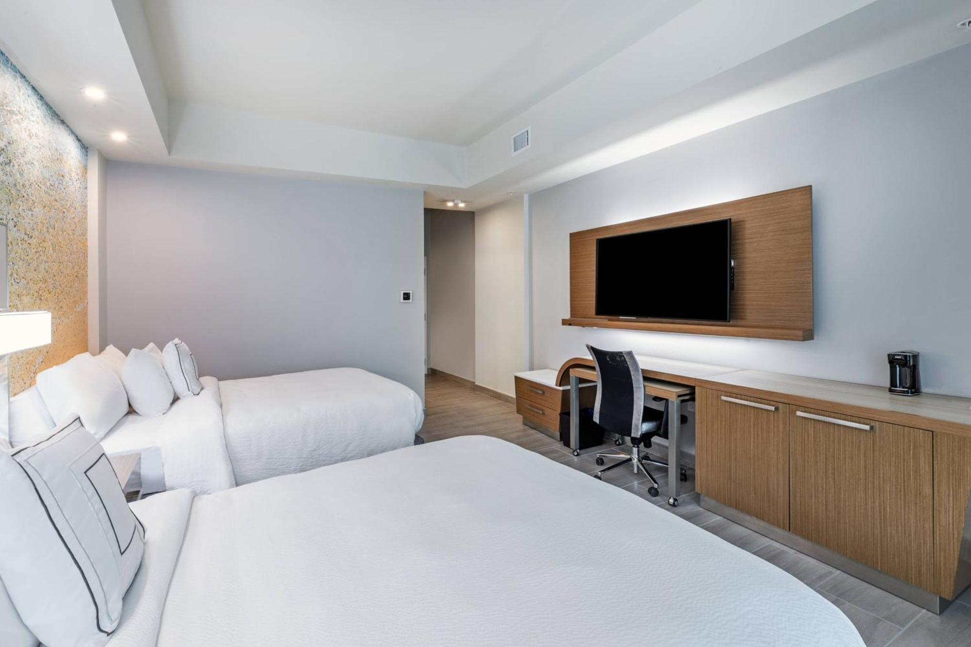 Queen Room Two Queen Beds Bathtub Mobility Access,1644498936:JPEG