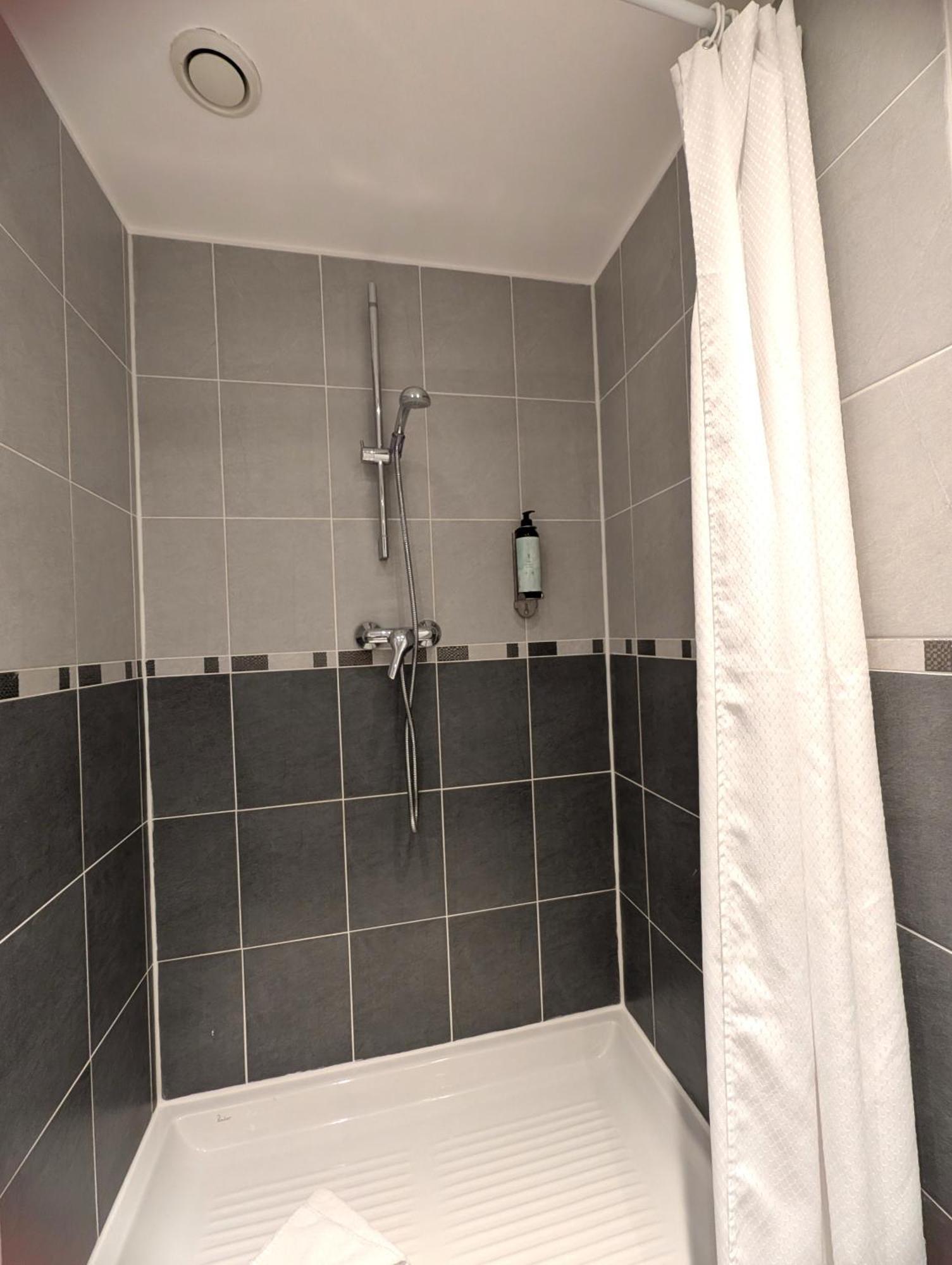 Triple Room,1645010603:JPEG