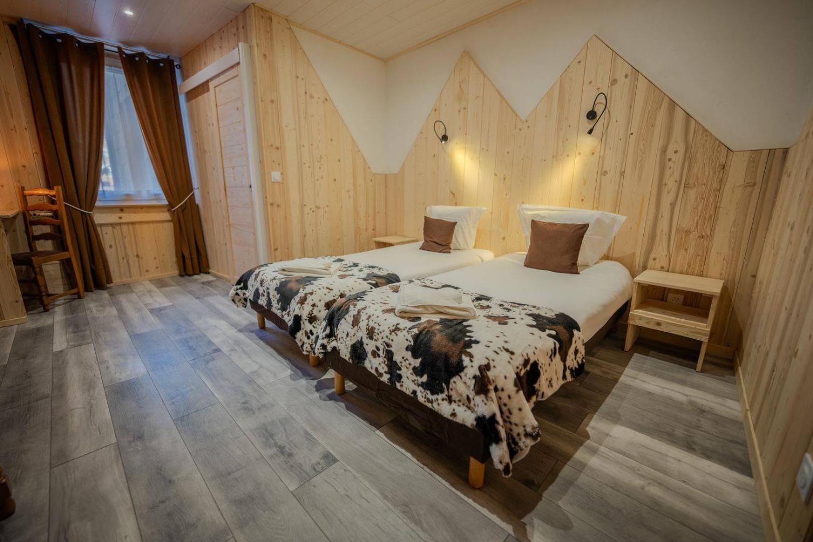 Twin Room,1645018465:JPEG