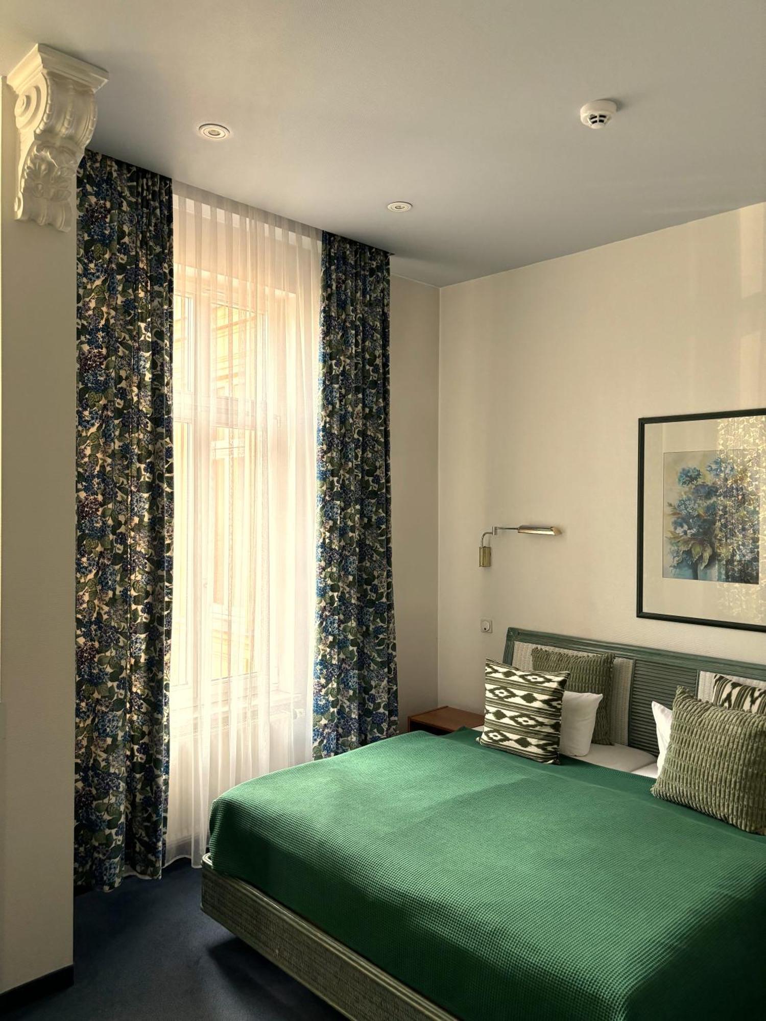 Deluxe Double Room,1645651644:JPEG