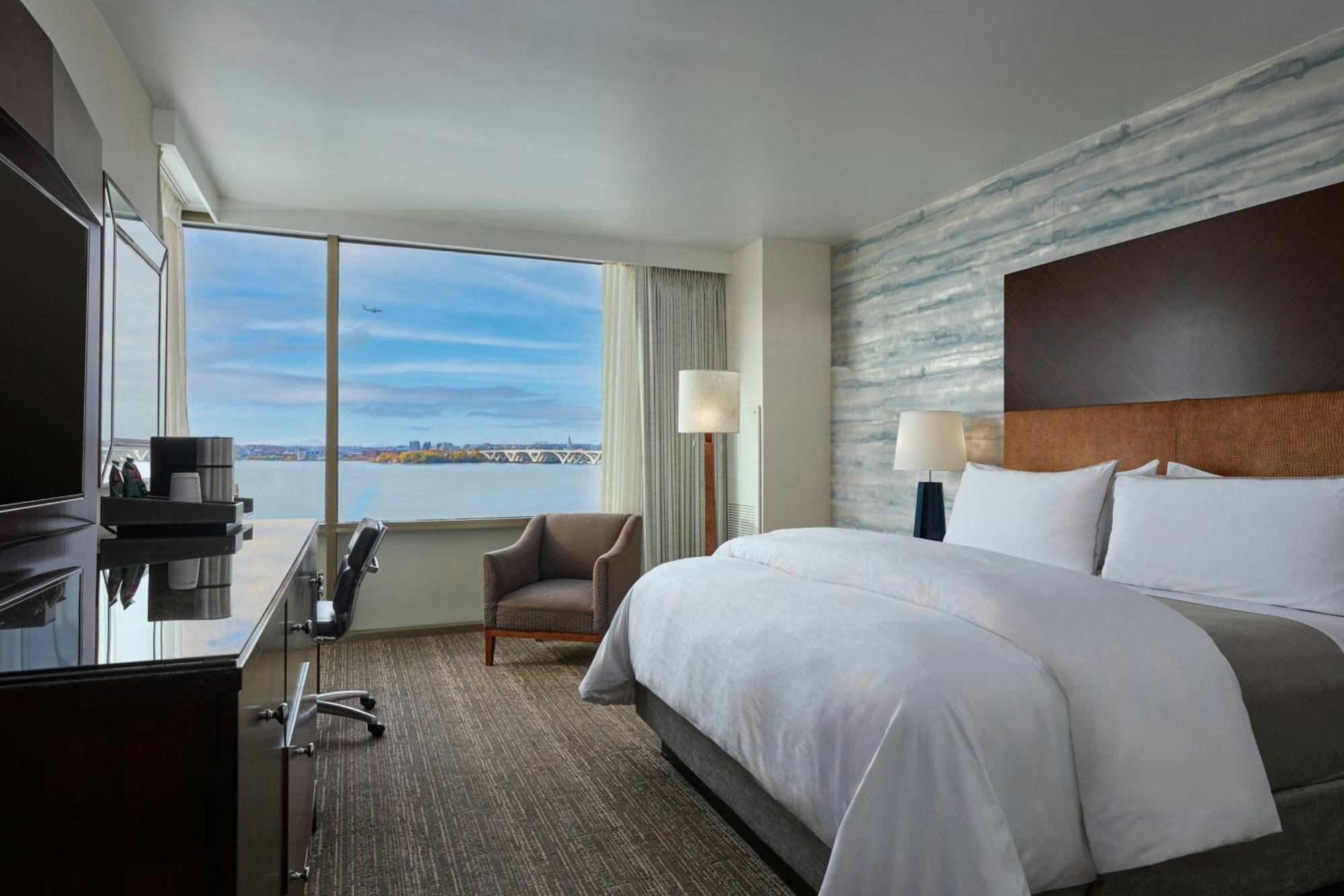 Deluxe Room 1 King Bed River View