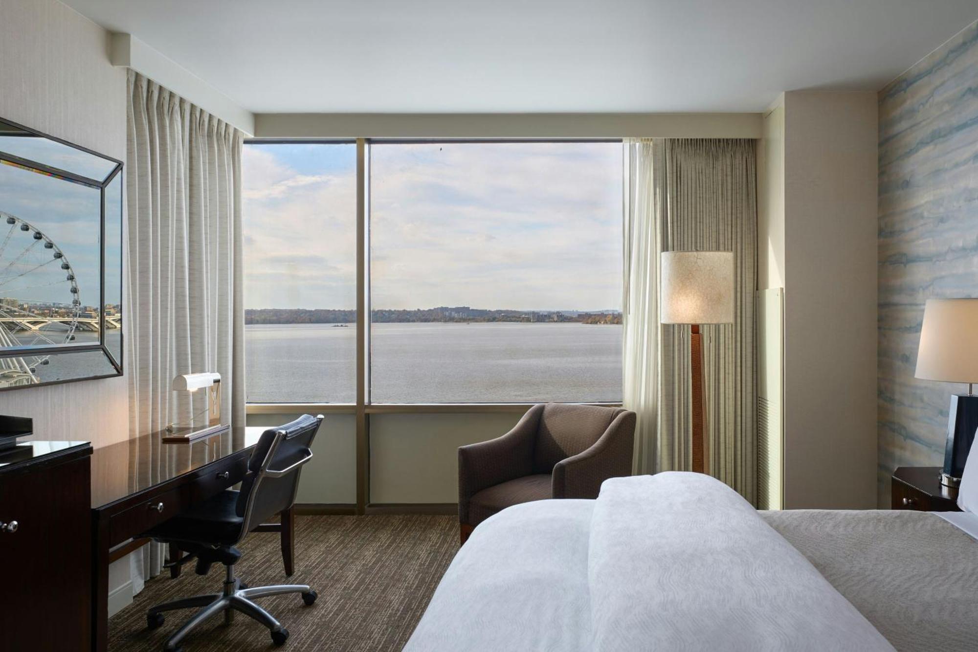 Deluxe Room 1 King Bed River View