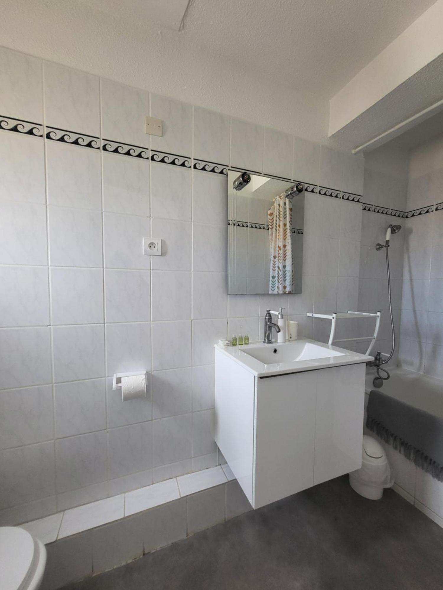Triple Room Bathroom,1645676263:JPEG