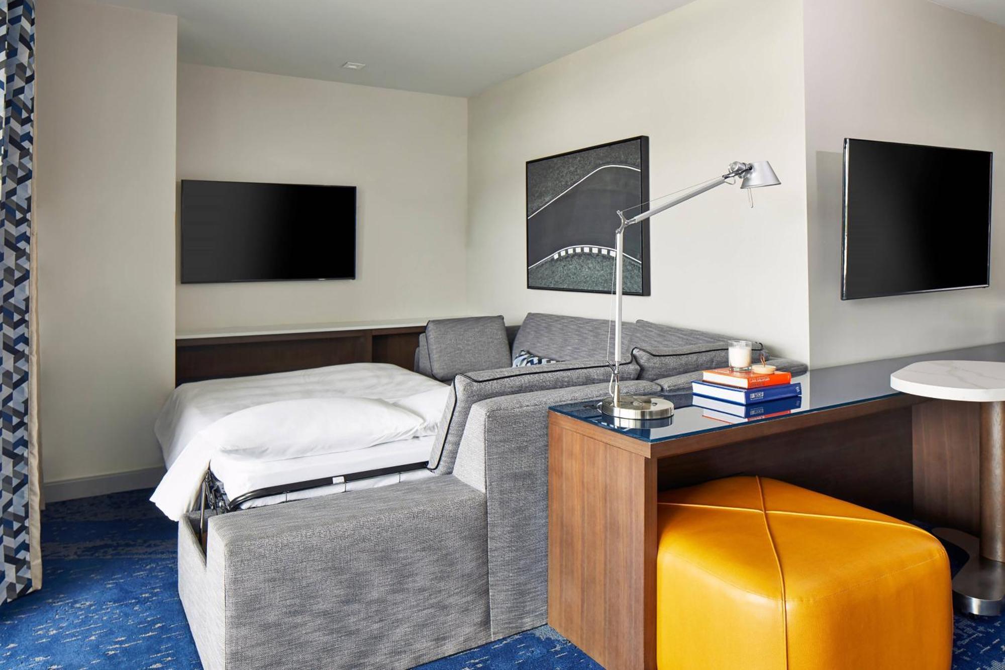 Executive Suite 2 Queen Sofa bed Balcony