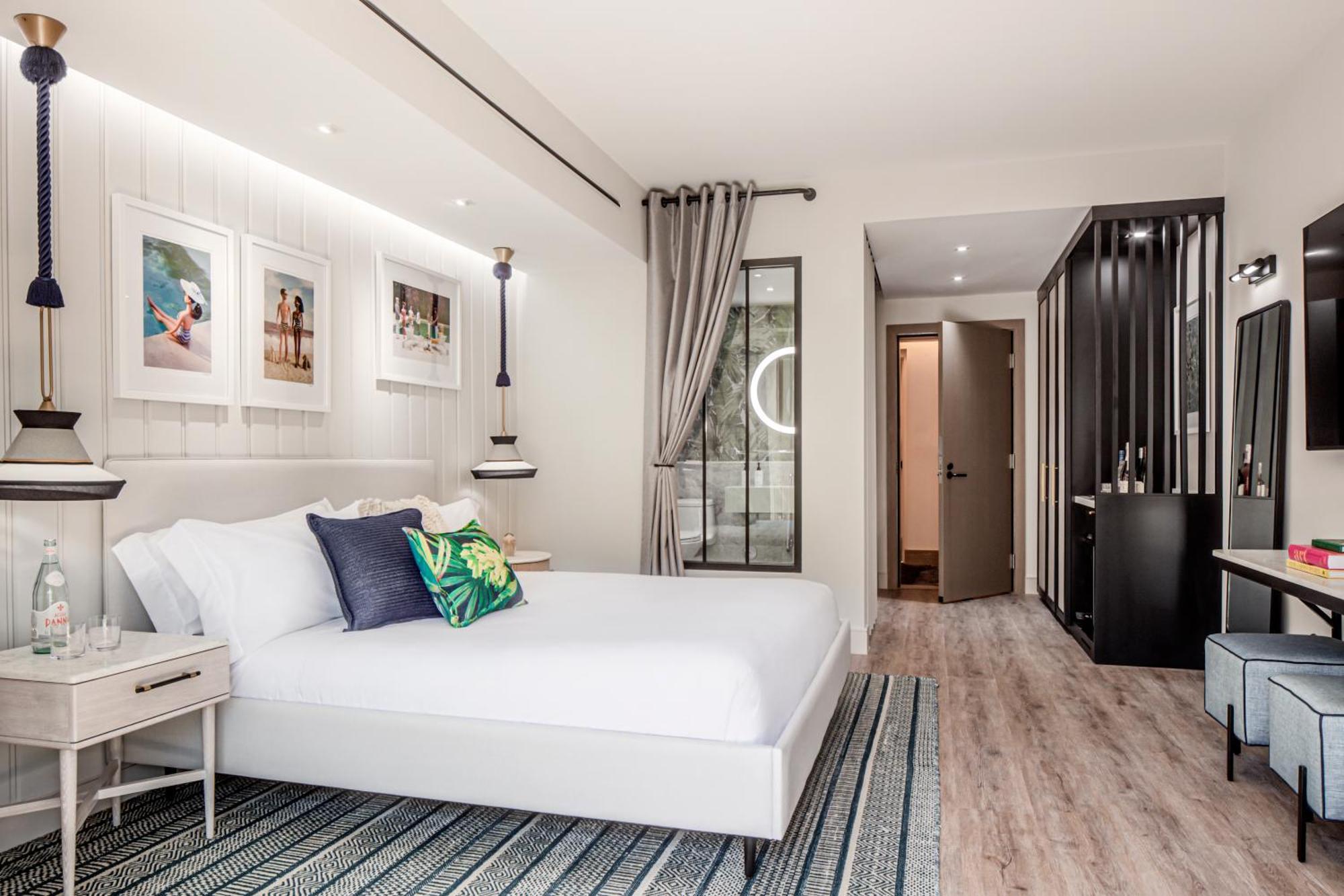 Grove Premier King Room Balcony