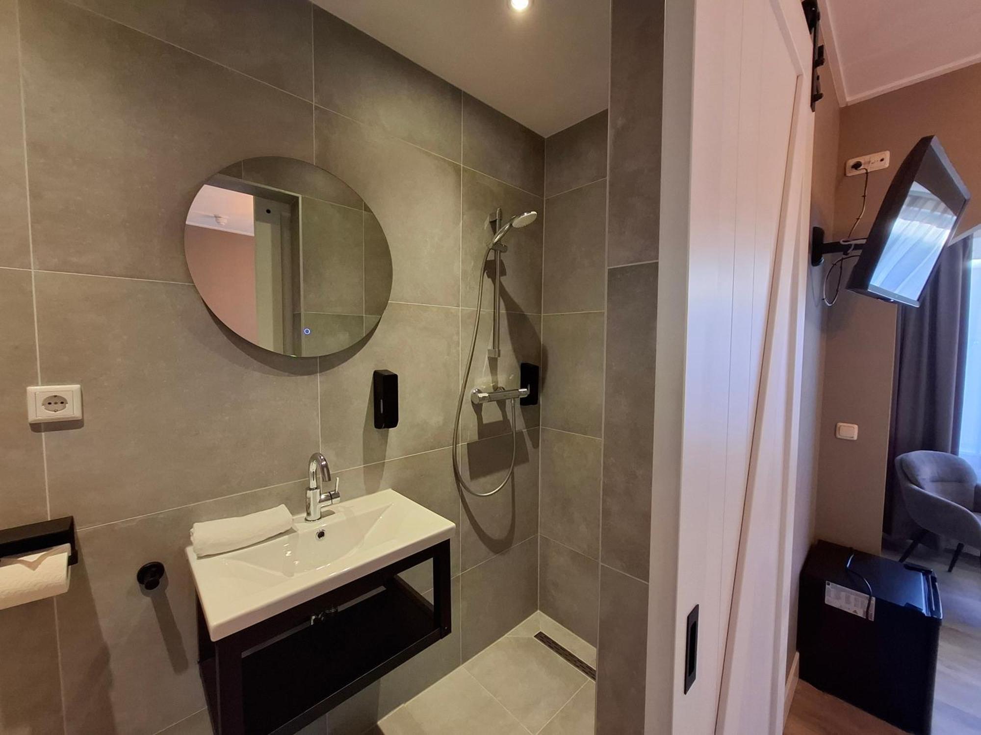Small Double Room,1646329049:JPEG