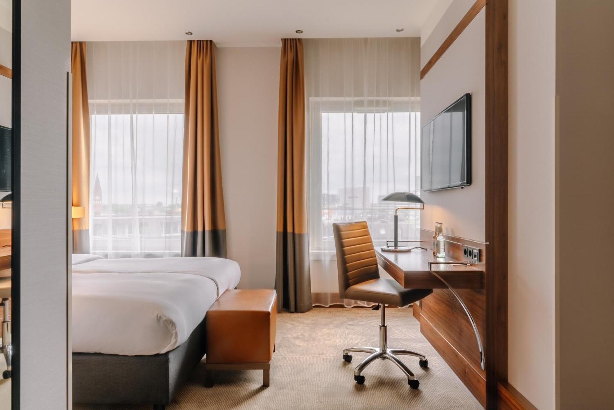 Queen Medium Room