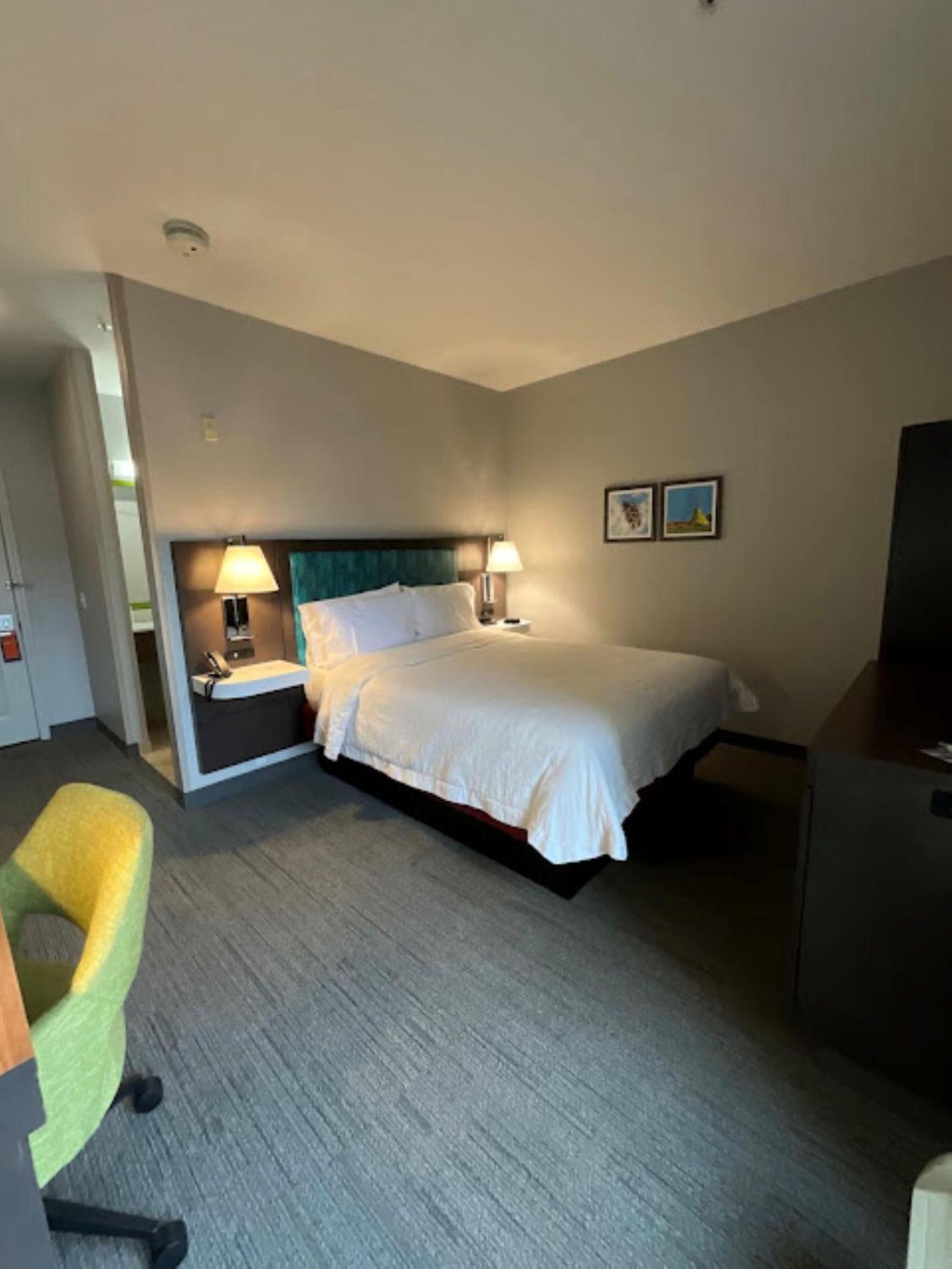 Queen Room with Roll-In Shower - Disability Access/Non-Smoking
