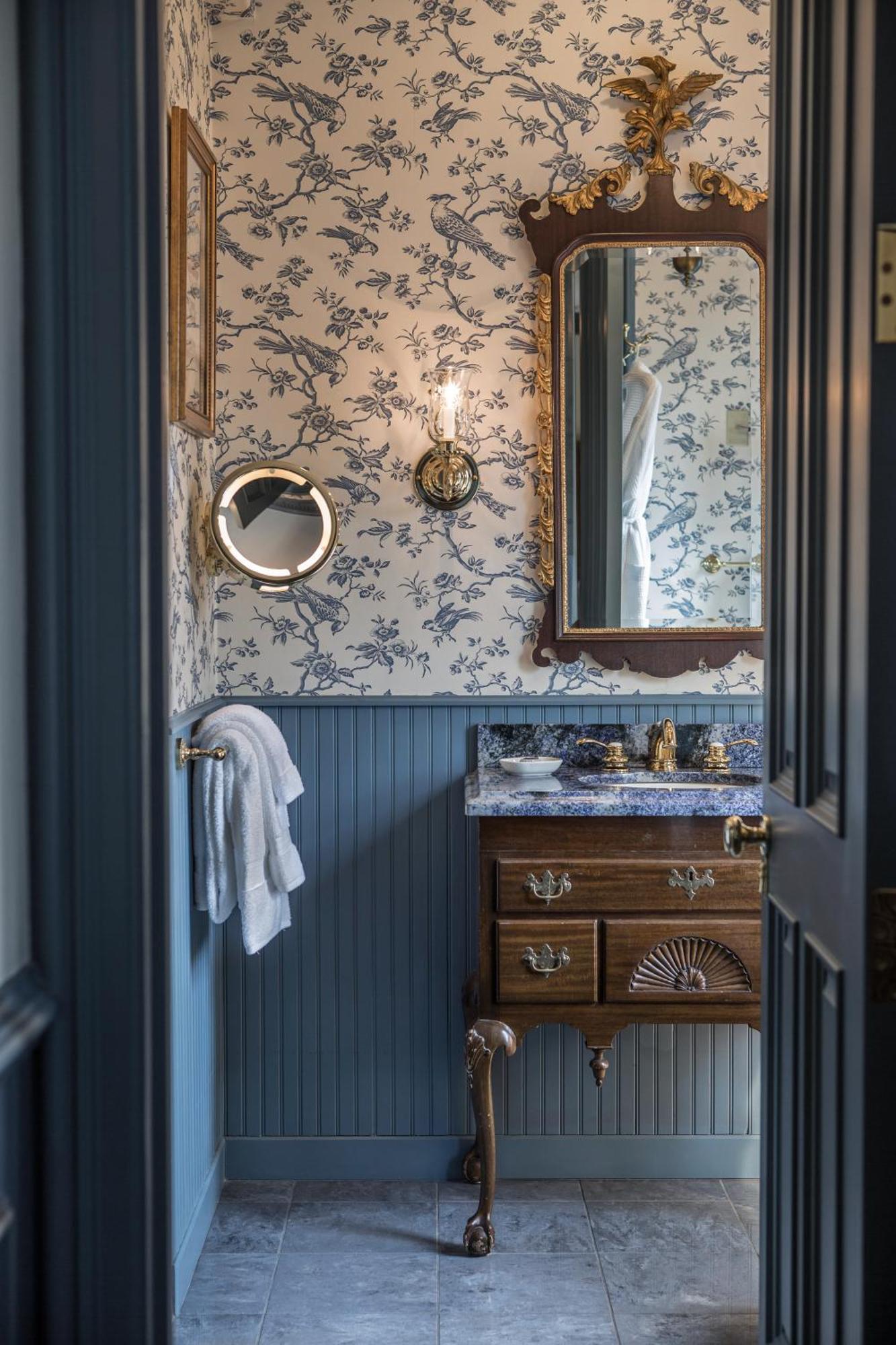 Williamsburg Manor Guestroom