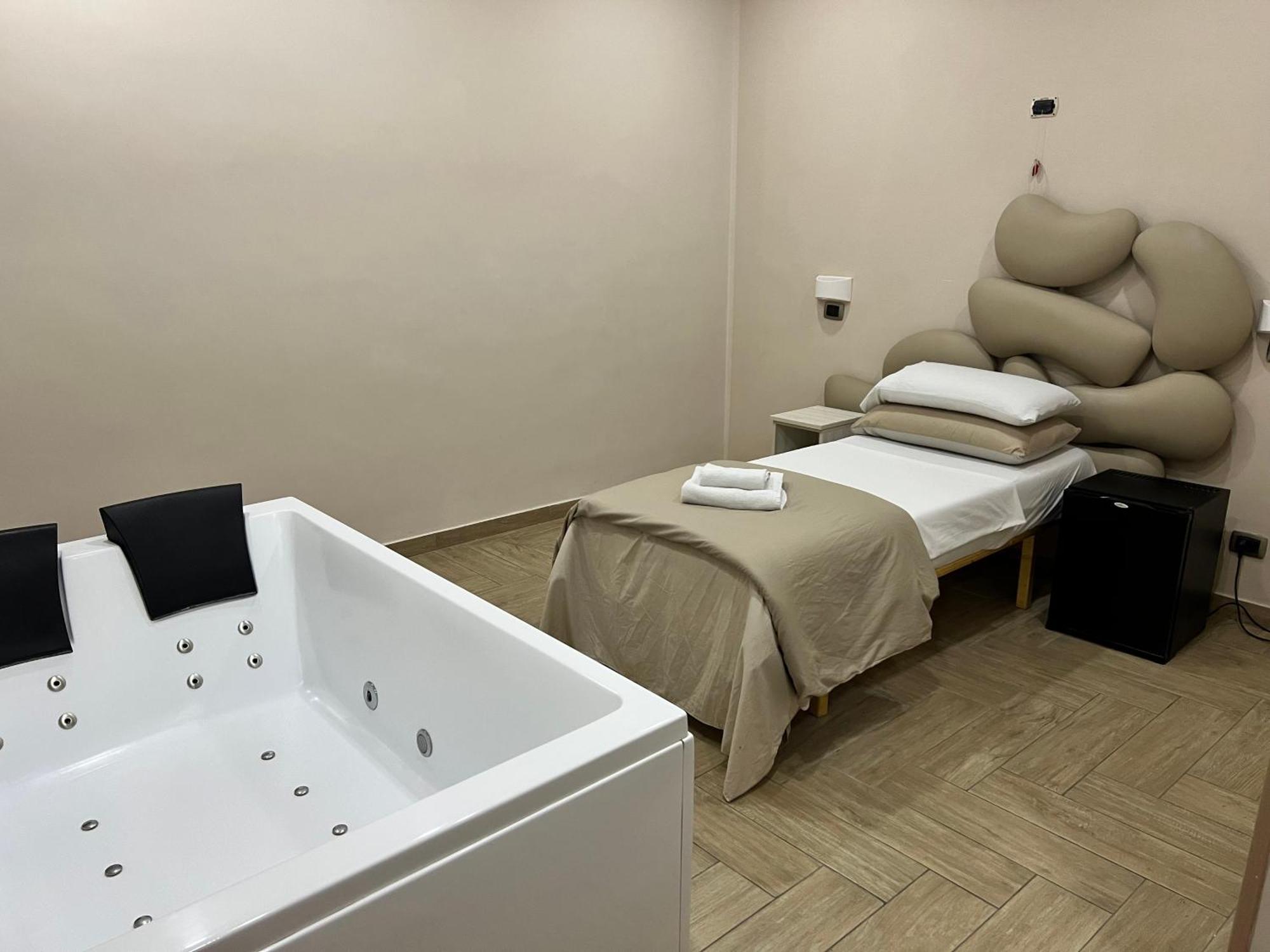 Single Room Bath,1646908295:JPEG