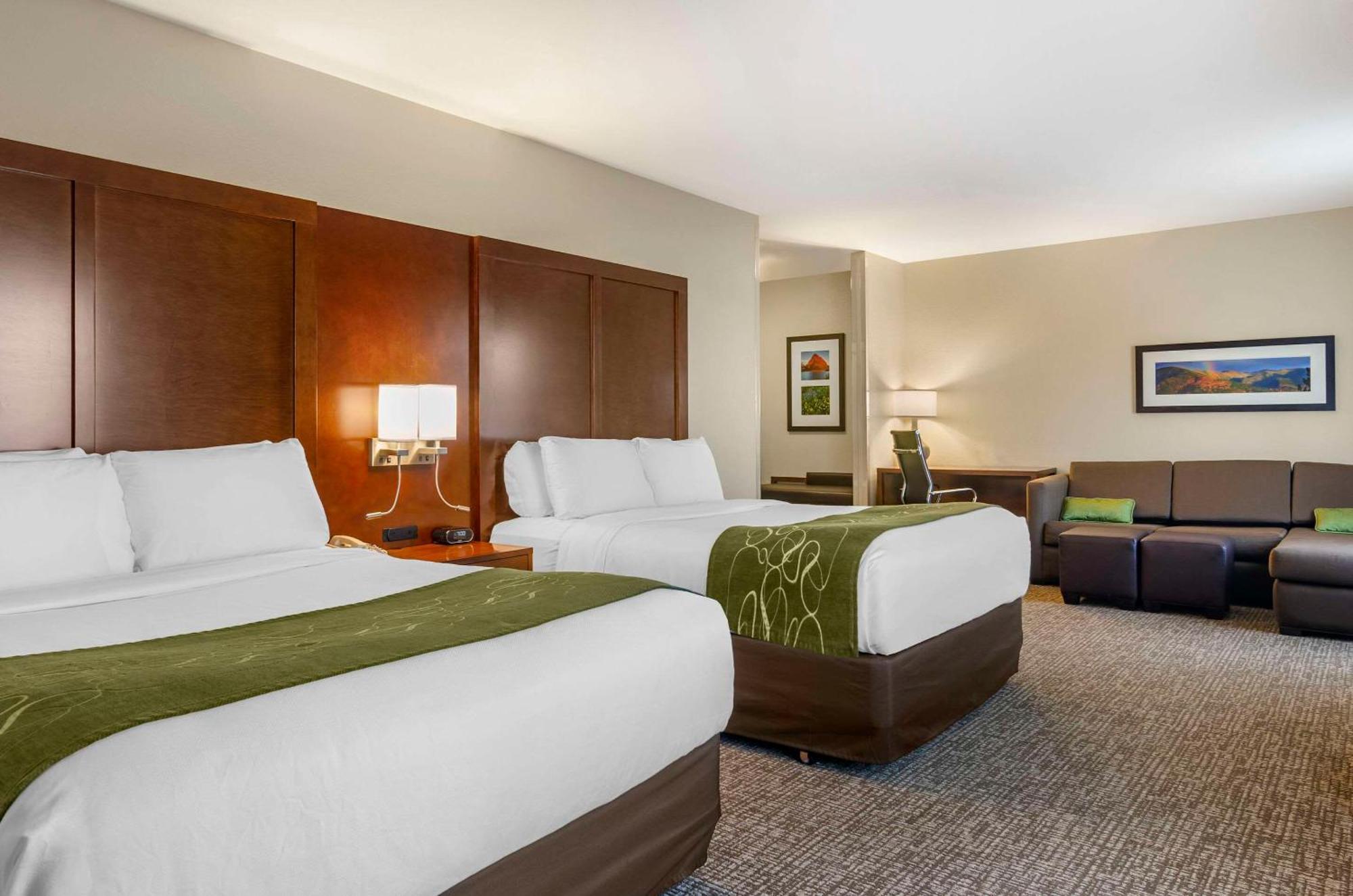 Standard Queen Suite Two Queen Beds Bathtub Accessible or Non-Smoking,1646914799:JPEG