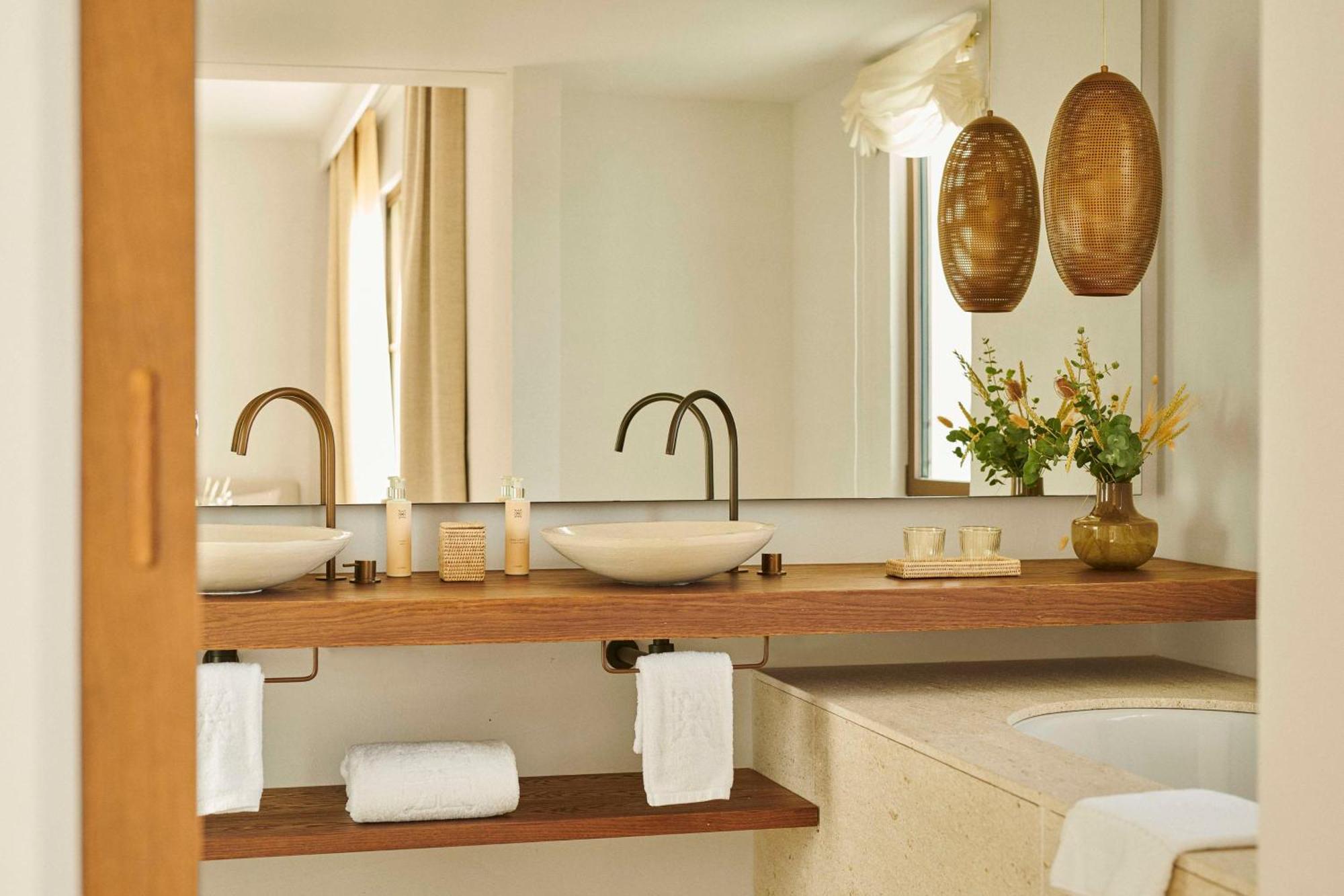 Suite Junior con sofá cama y vistas al jardín