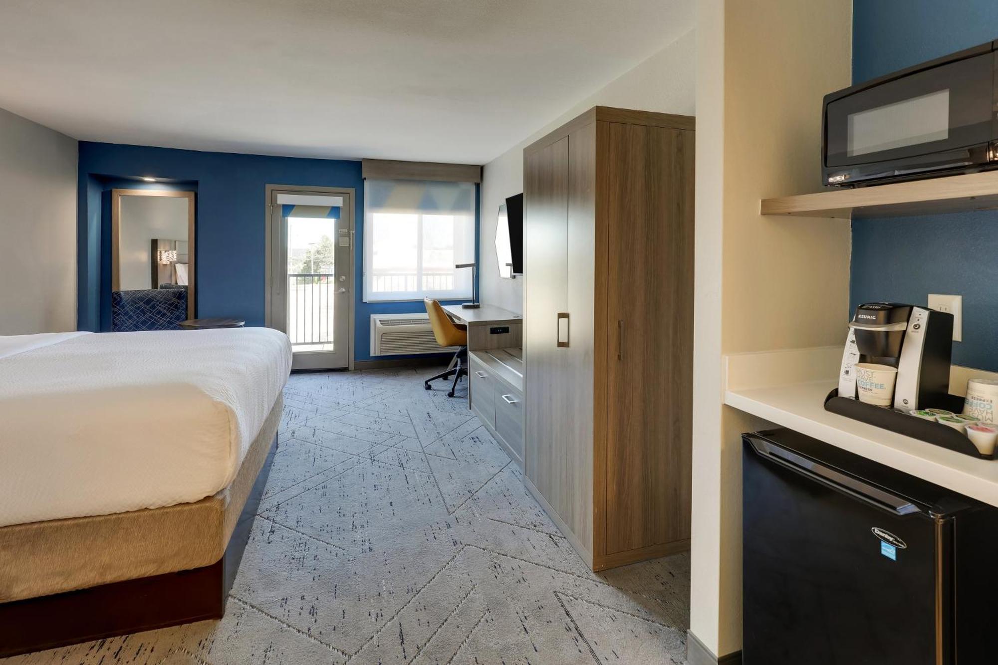 Standard King Room Balcony Communications Accessible