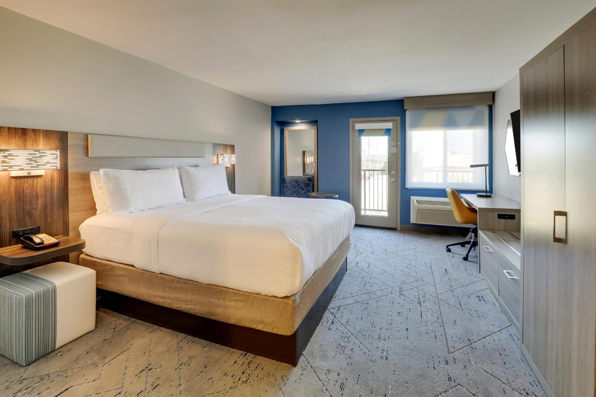Standard King Room Balcony Communications Accessible