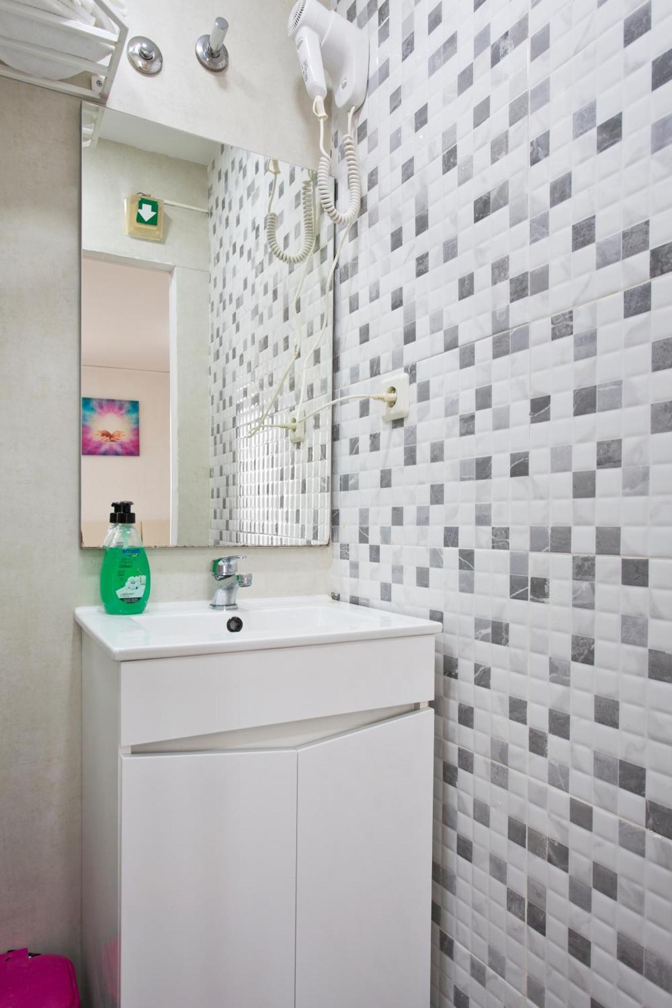 Family Room Bathroom,1647720857:JPEG