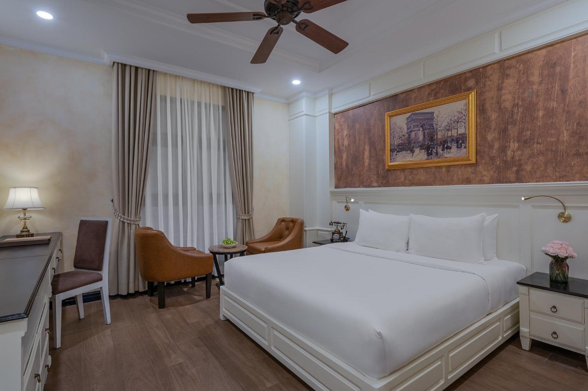 Deluxe Comfort King Heritage-Brick Wall View