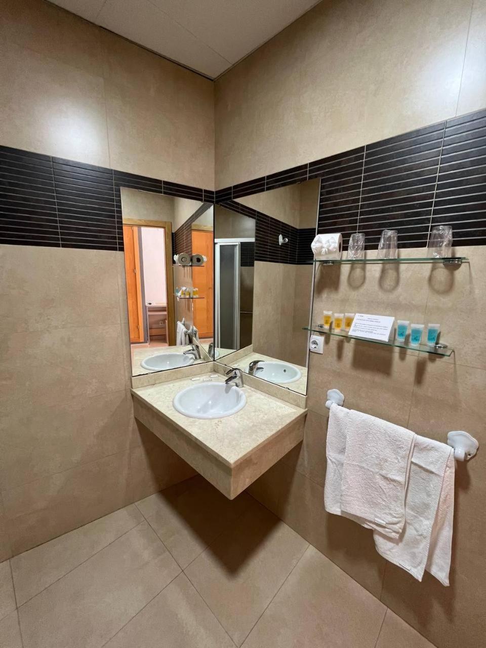 Twin Room,1648899281:JPEG