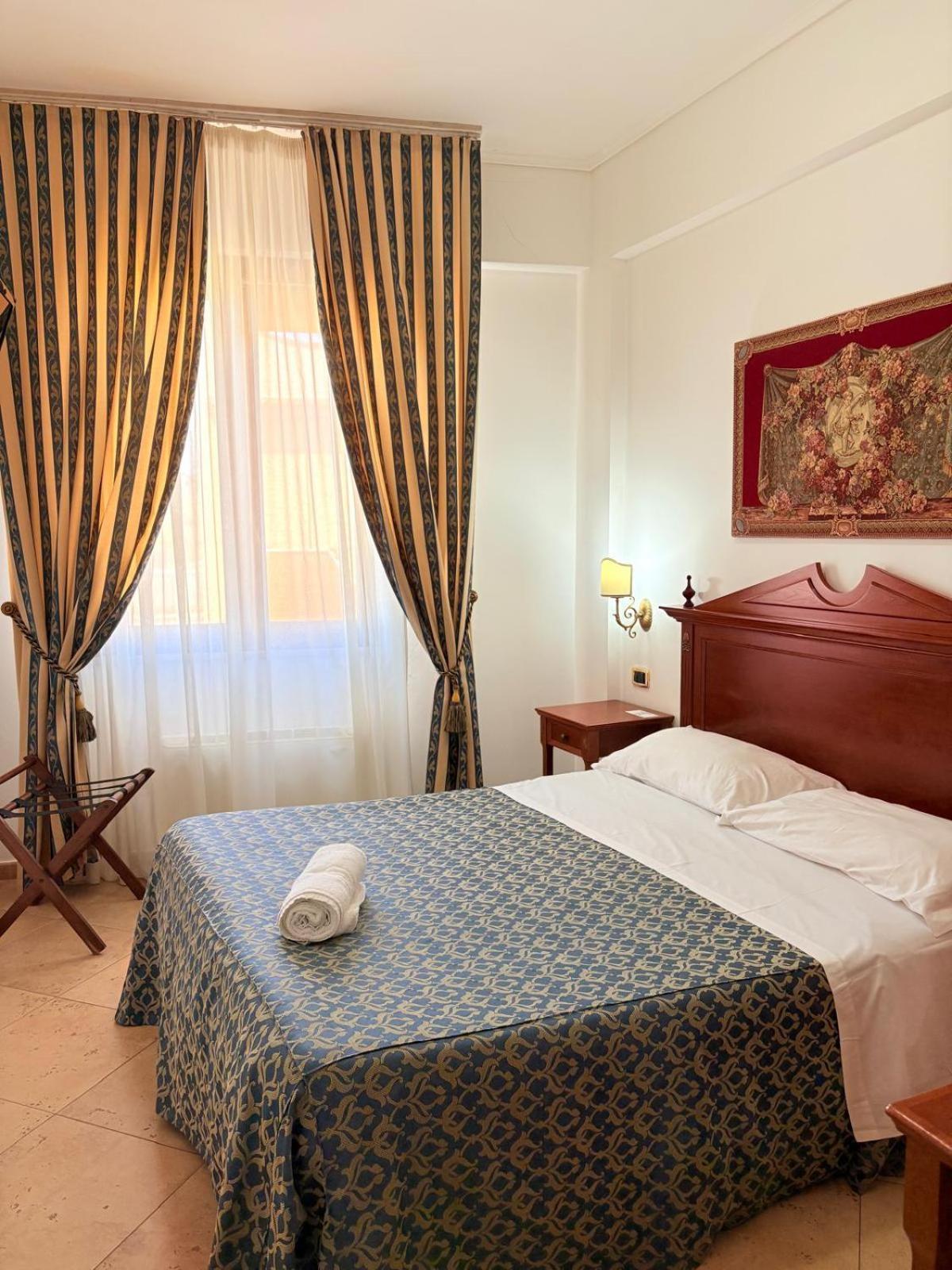 Small Double Room,1649012162:JPEG
