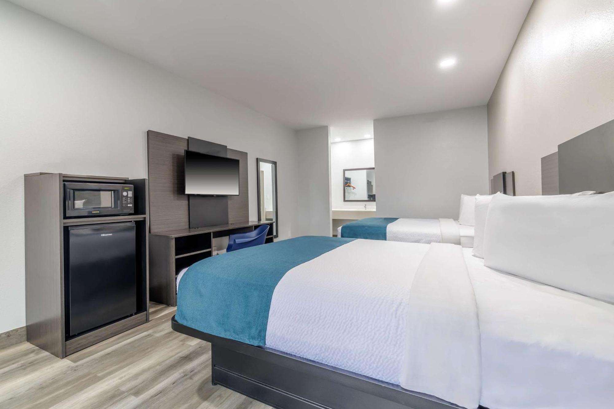 Deluxe Queen Room with Two Queen Beds - Non-Smoking
