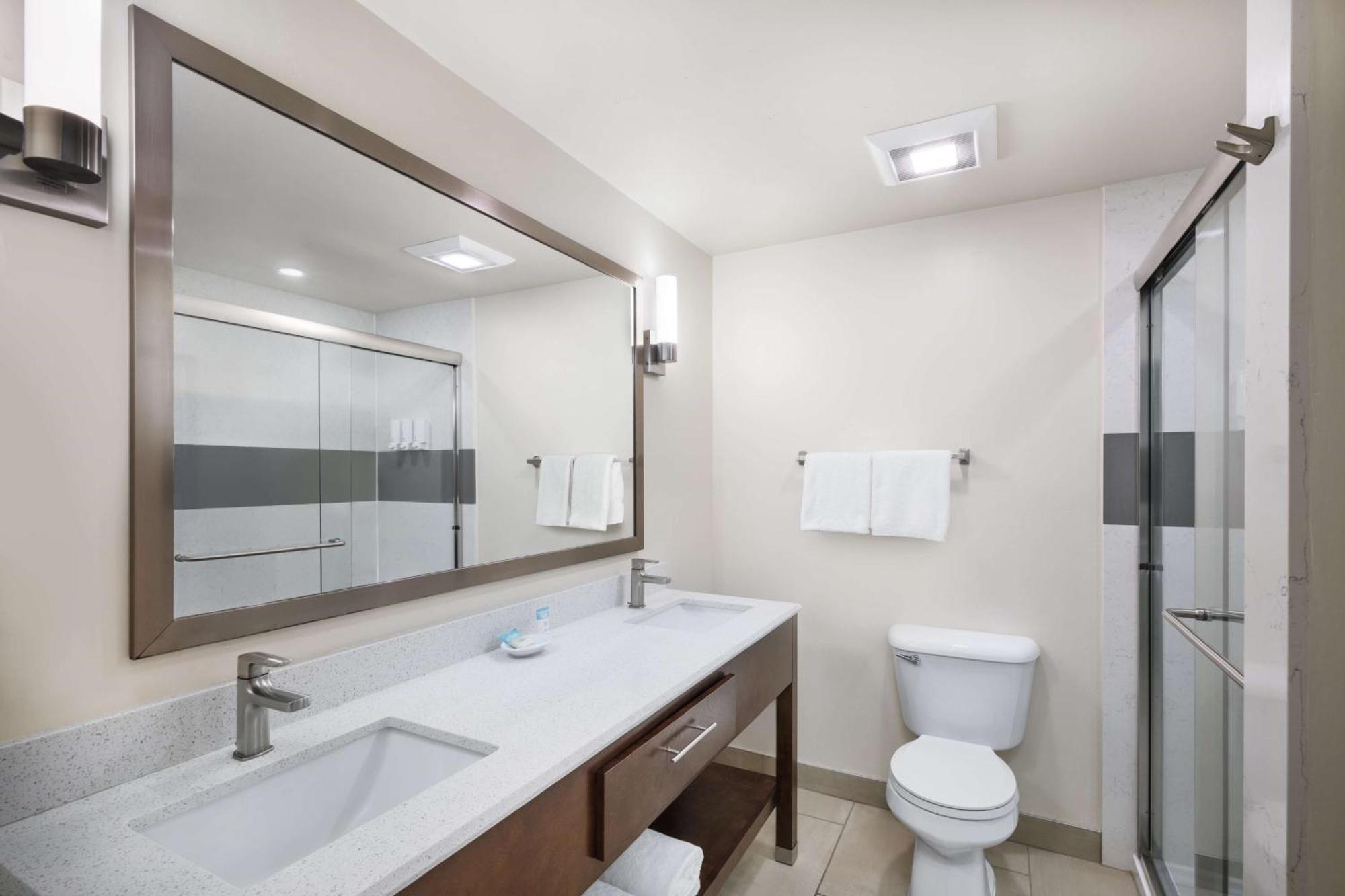Deluxe King Room with Balcony and Walk-In Shower - Non-Smoking